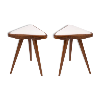 Ensemble de deux tabourets triangulaires en velours blanc, Europe, 1960s