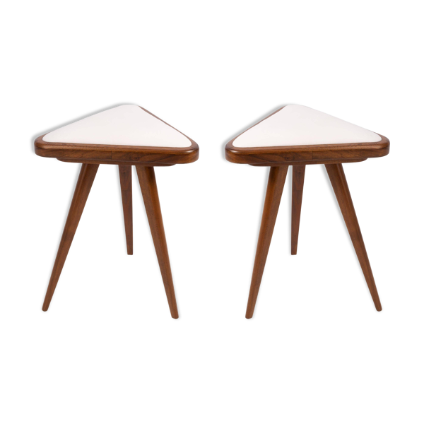 Ensemble de deux tabourets triangulaires en velours blanc, Europe, 1960s — Beyit