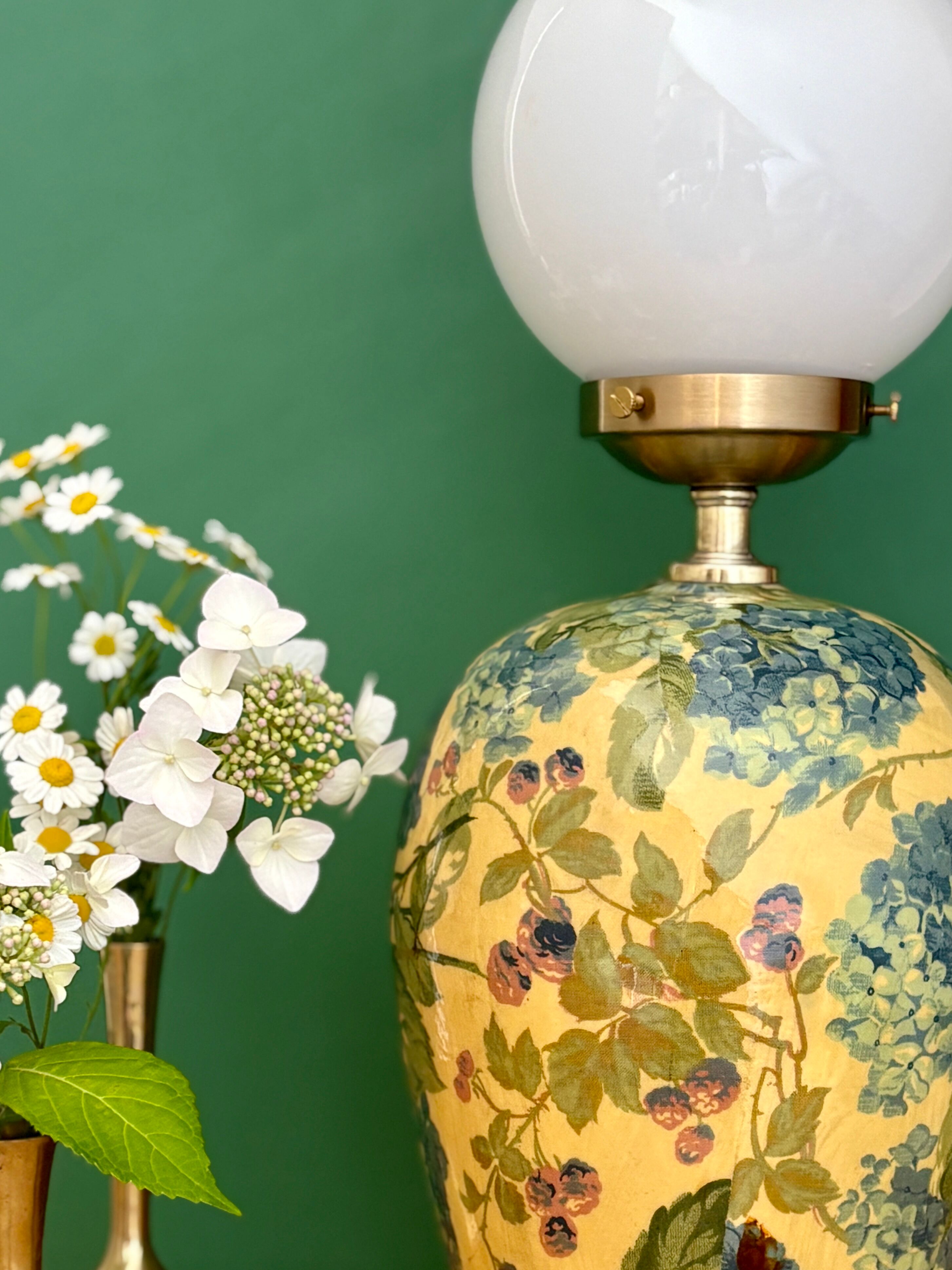 Vintage table lamp with floral decorations and white opaline.