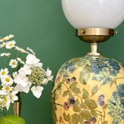 Lampe à poser  vintage décors de fleurs et opaline blanche