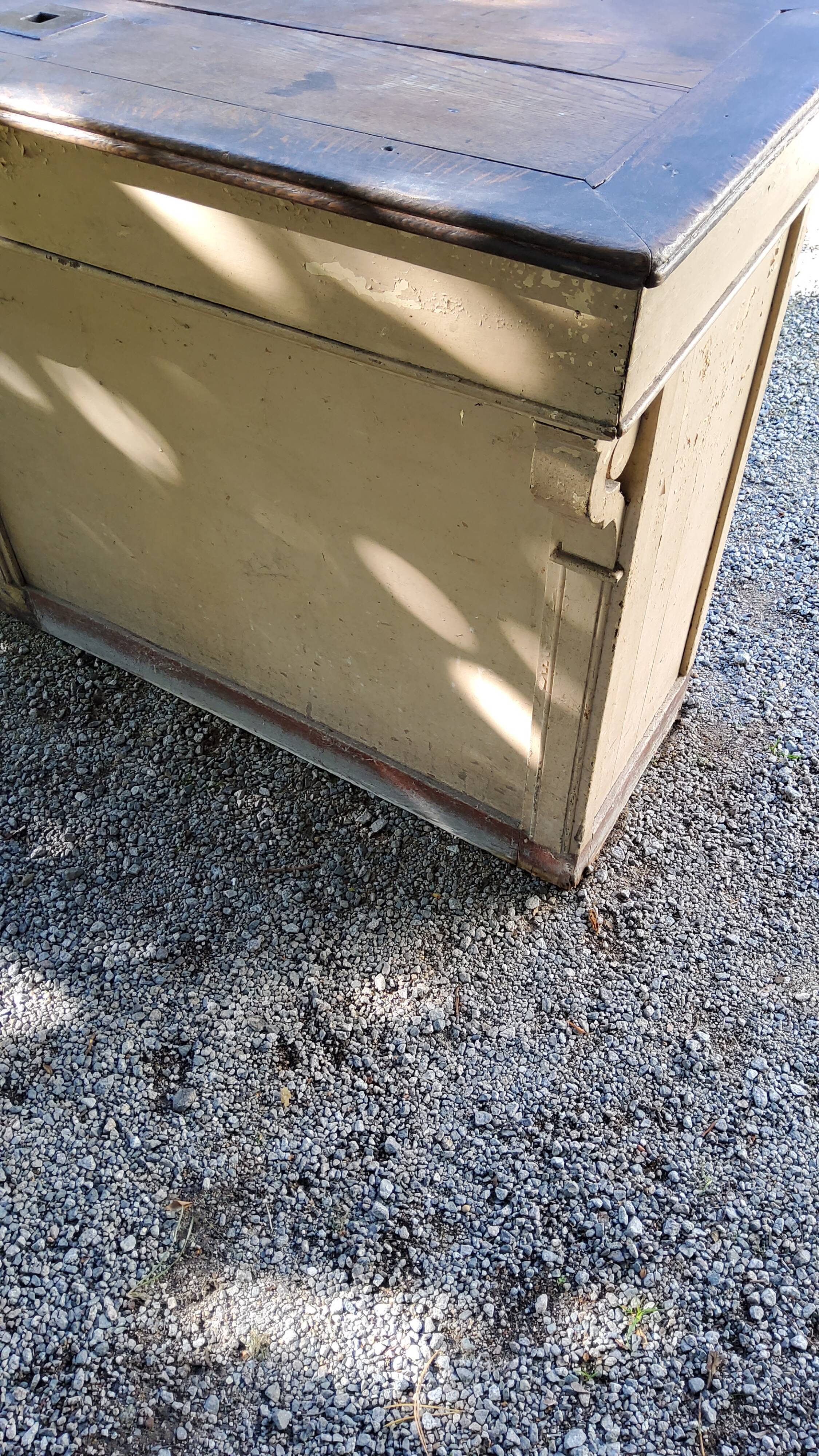 Former grocery counter from the 1900s 14 drawers