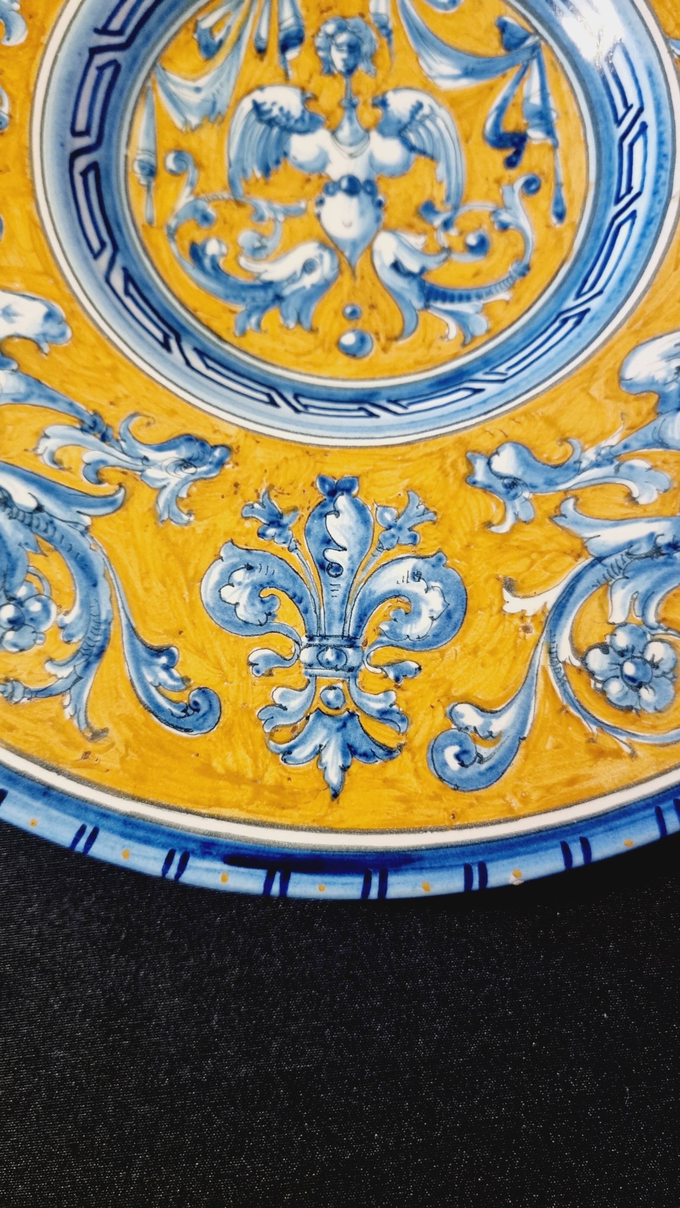 Large grotesque plate (Urbino/Castelli style), made in Italy, pei