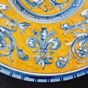 Large grotesque plate (Urbino/Castelli style), made in Italy, pei