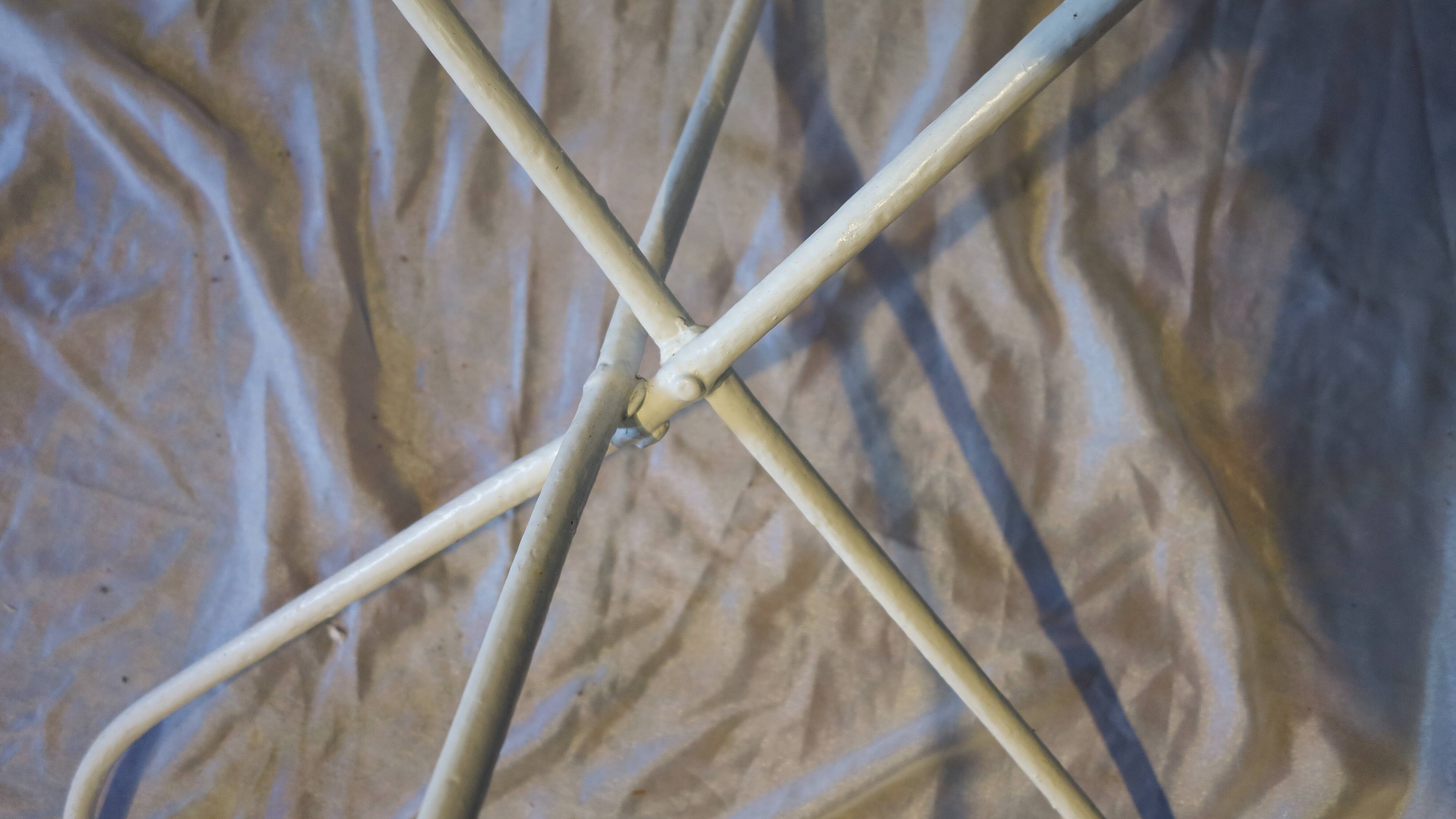 Table de jardin blanche en métal ronde