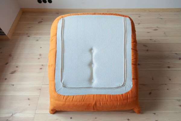 Chauffeuse et pouf Togo modèle dessiné par Michel Ducaroy 1973