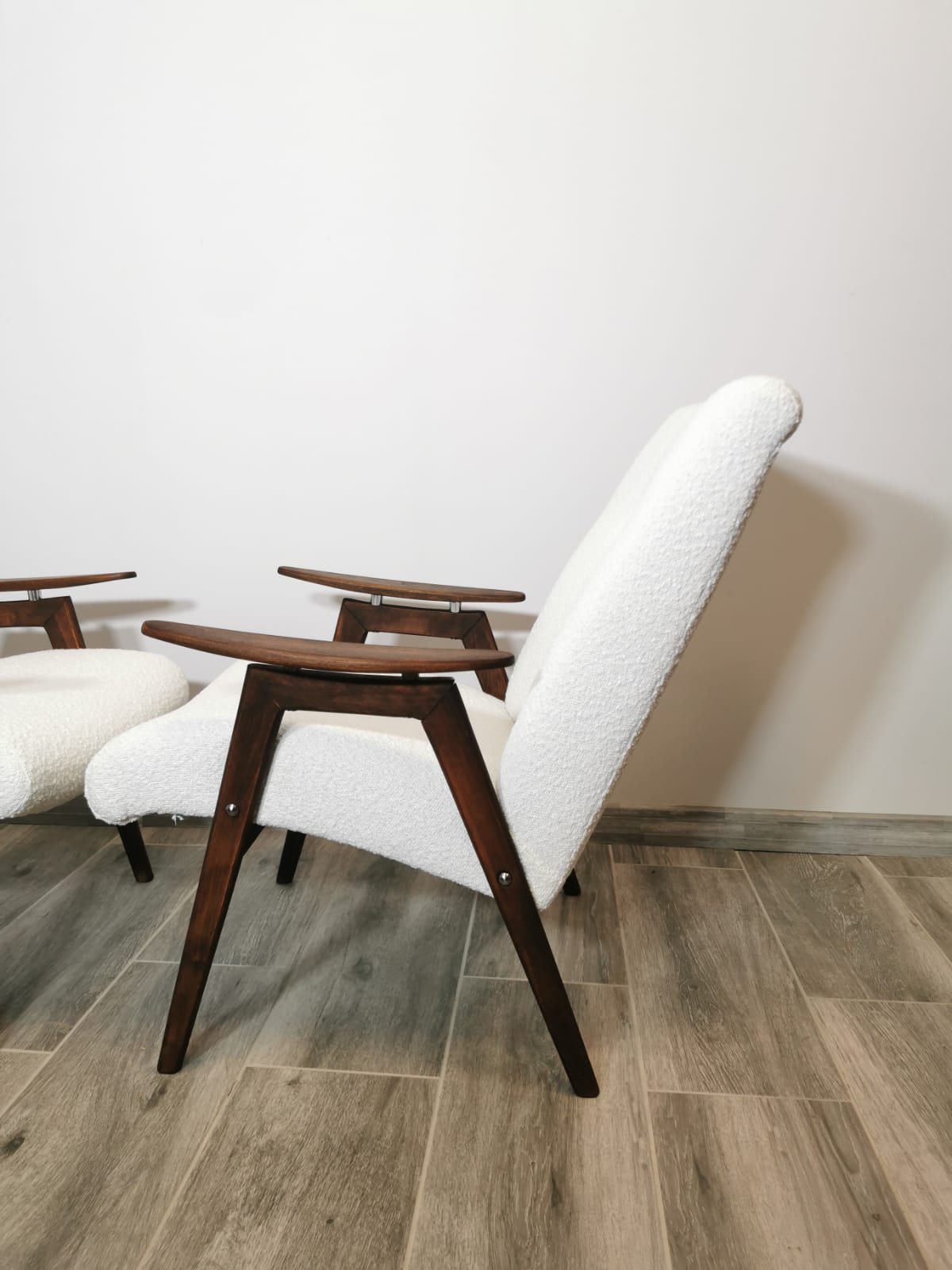 Paire de fauteuils par Jaroslav Smidek restaurés