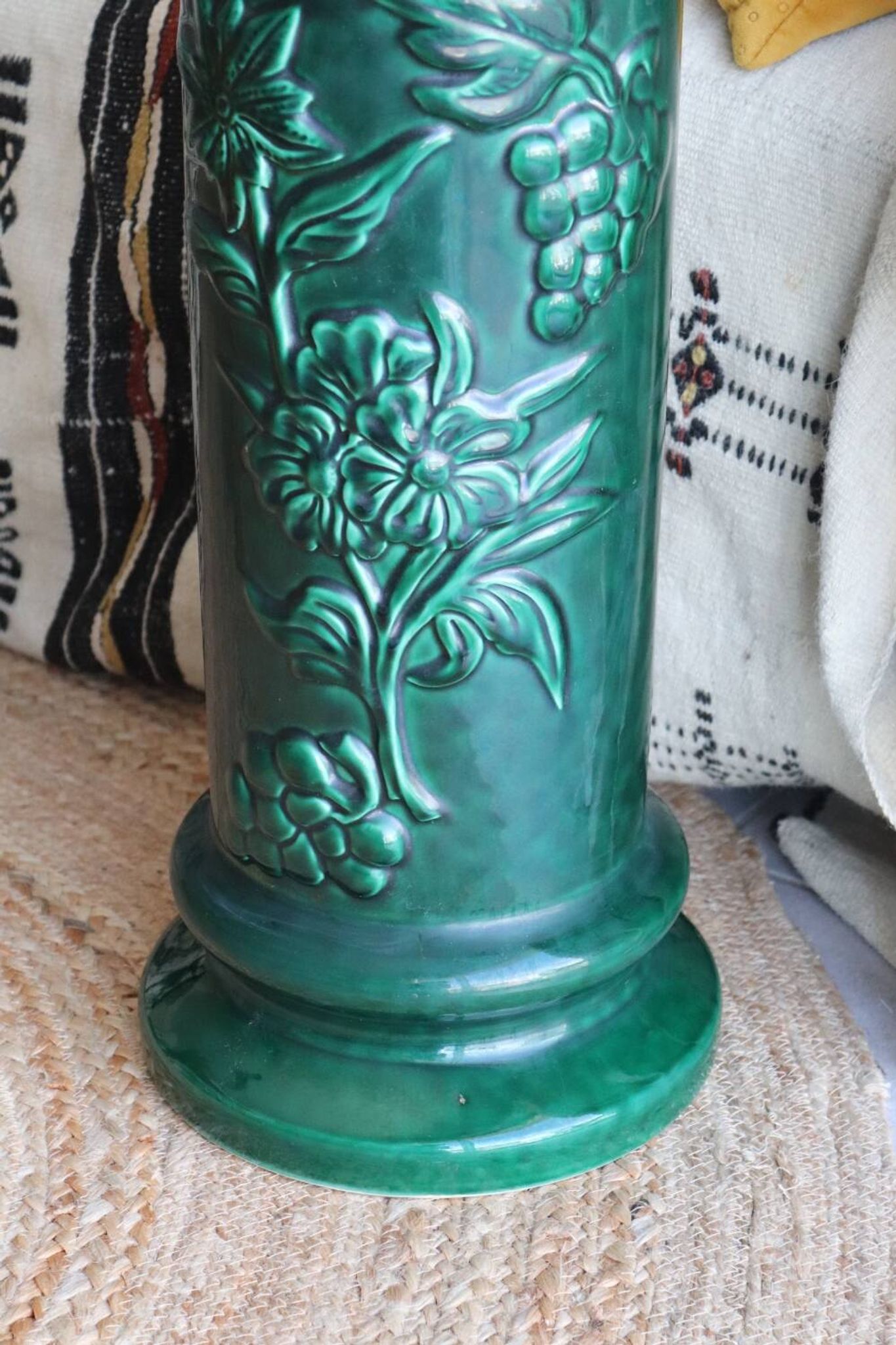 Pedestal column in green ceramic with flower and fruit decoration