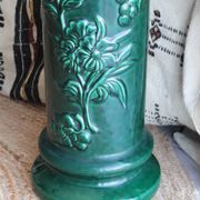 Pedestal column in green ceramic with flower and fruit decoration