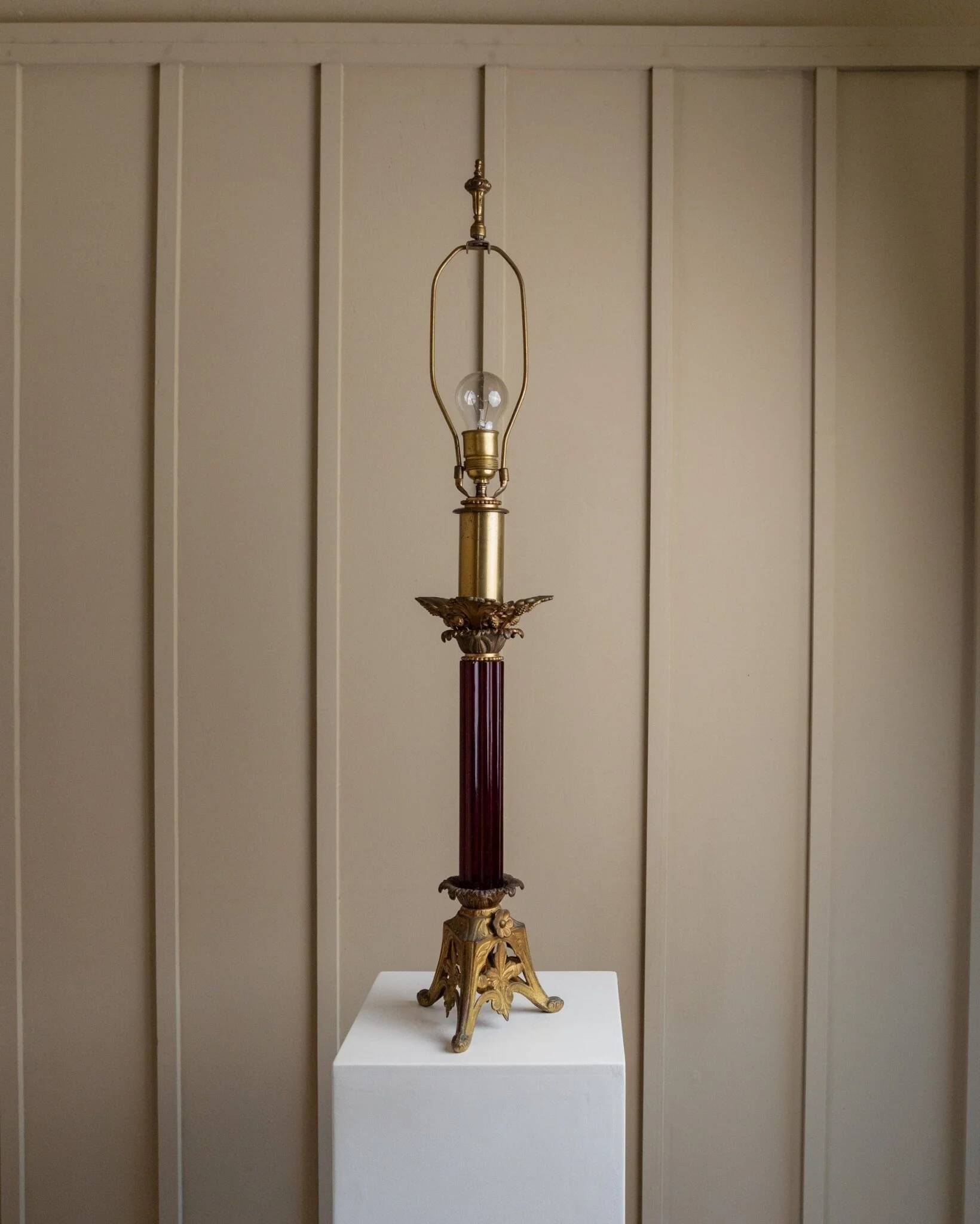 Lampe de table en laiton vintage avec colonne en verre rouge foncé, style Empire, fabriquée aux États-Unis dans les années 1910.