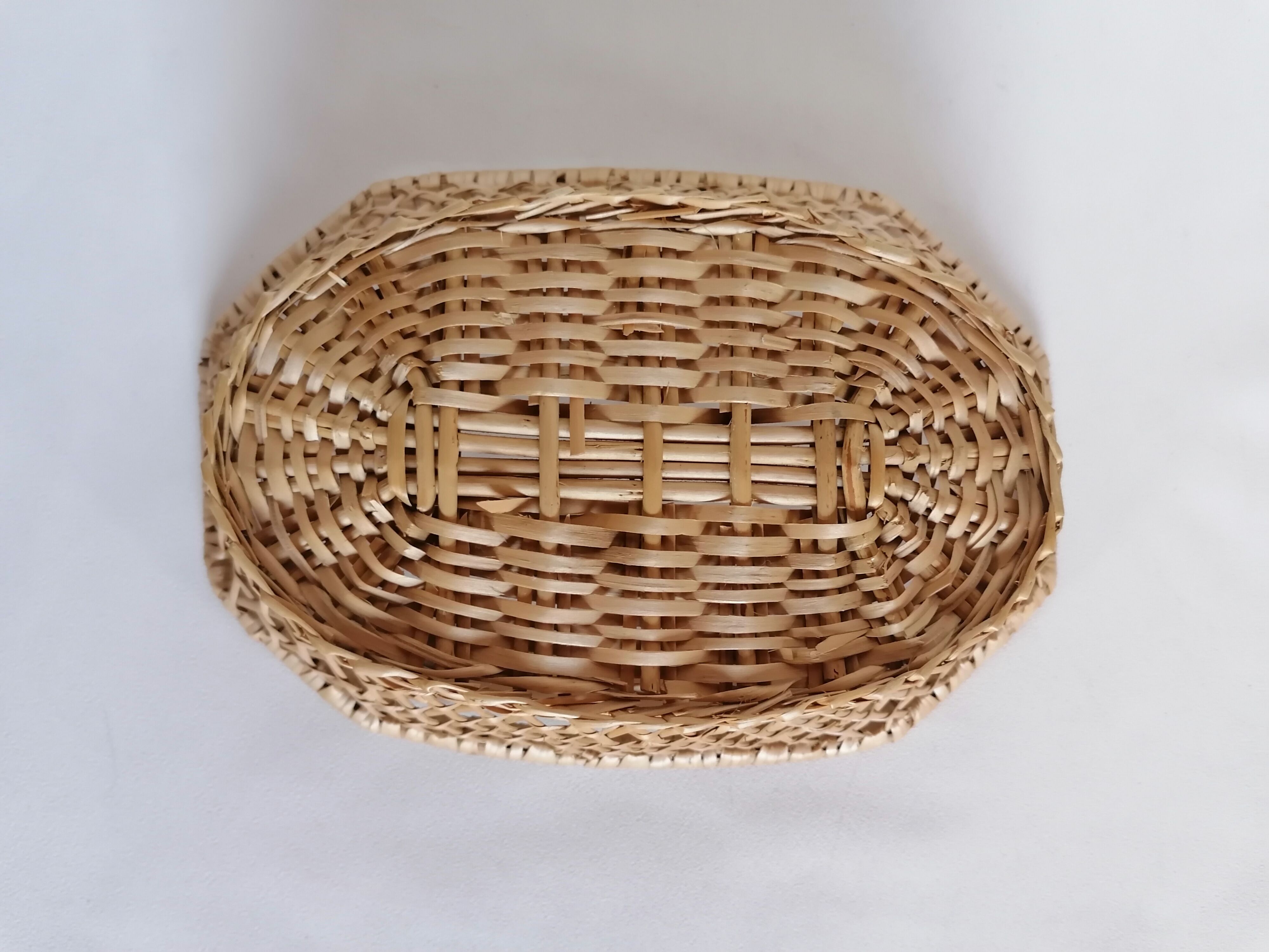 Bread basket in woven wicker canning