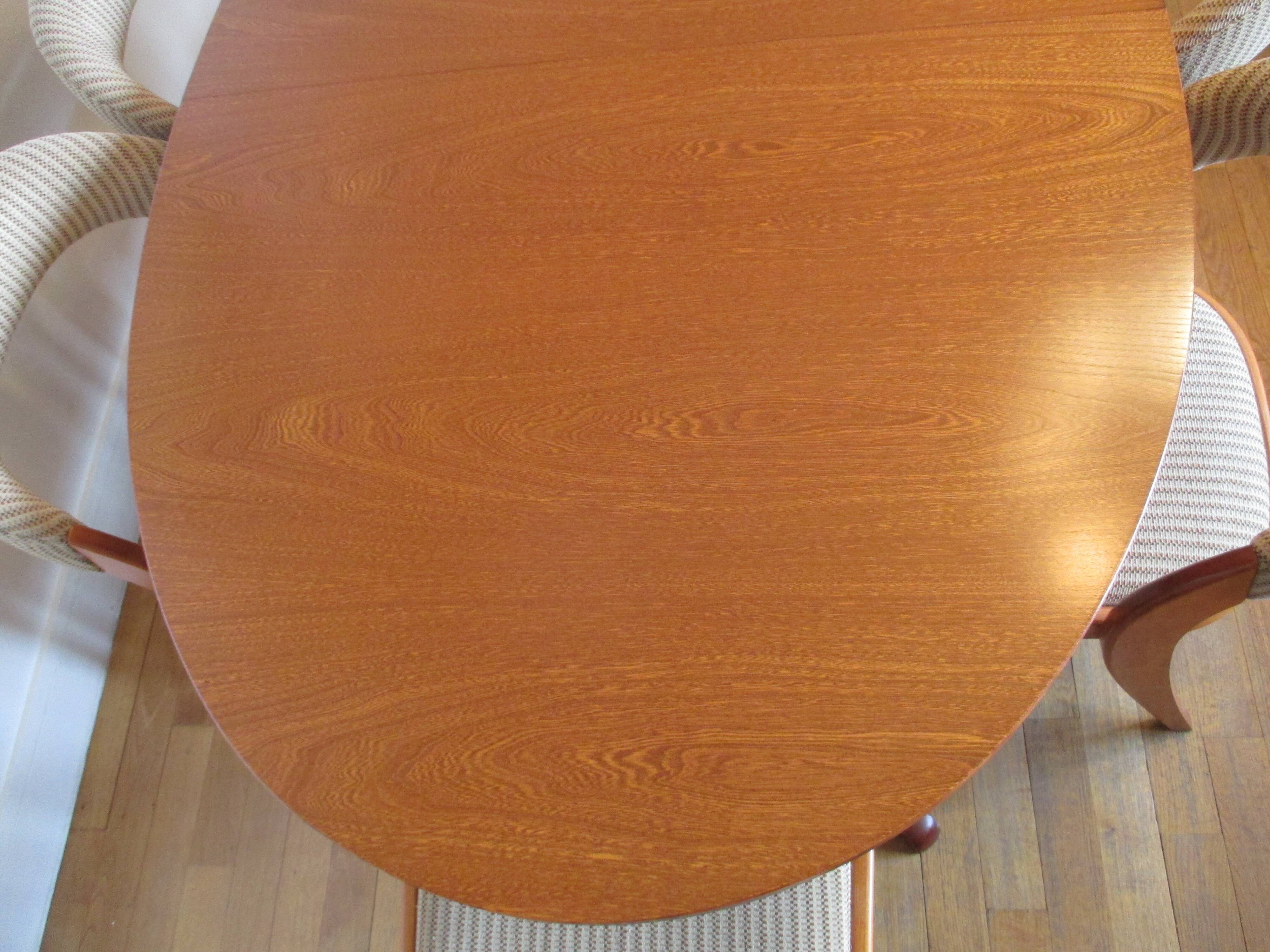 Baumann oval table