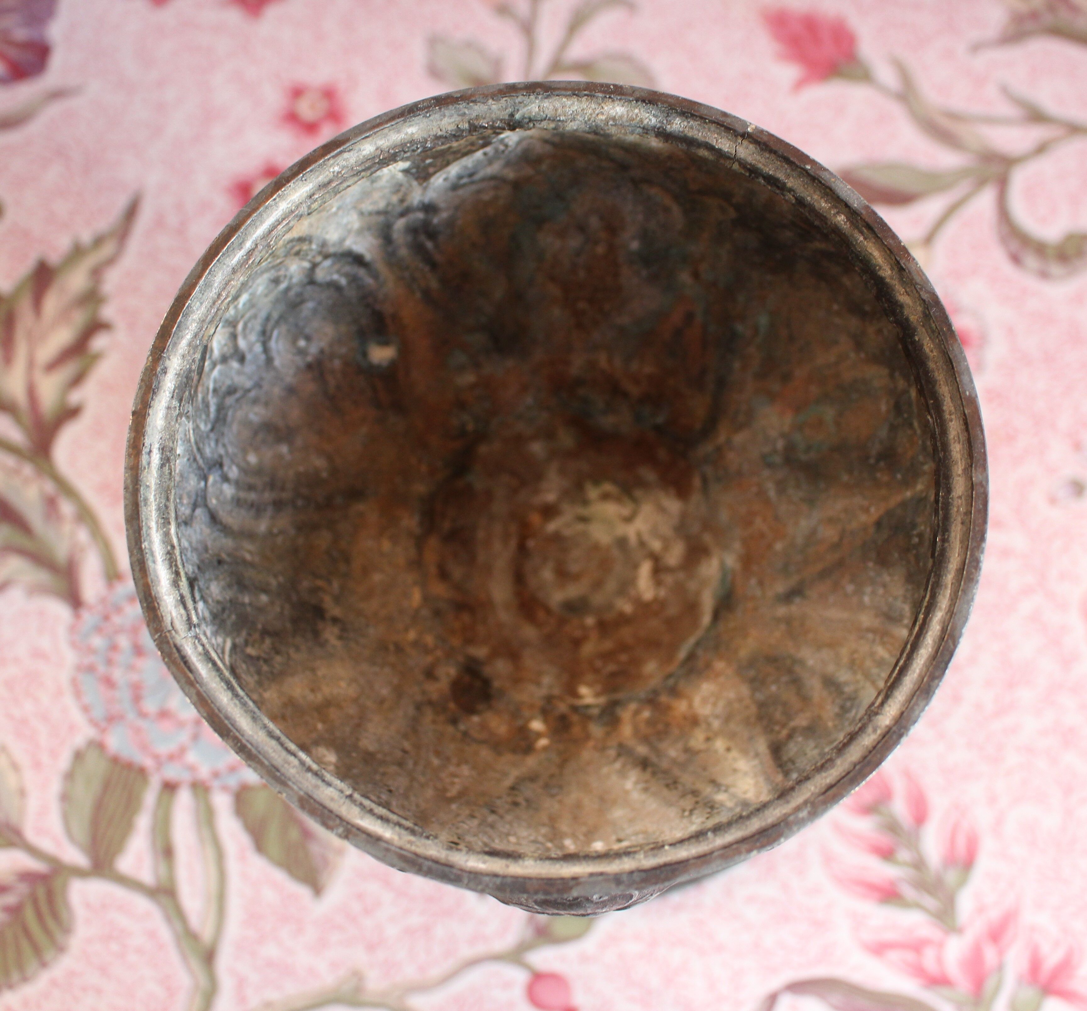 "Art Nouveau" style standing cut in regulation