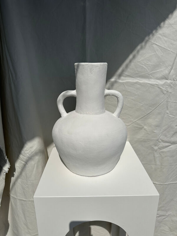 Vase artisanal en terracotta peint en blanc à double anses h:40 d:30