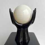 Lampe a poser vintage 1980 mains enserrant boule verre blanche