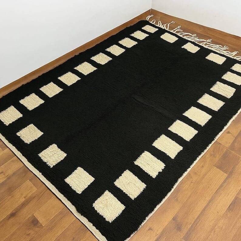 Handmade traditional Atlas Berber rug size 2.5/2 m