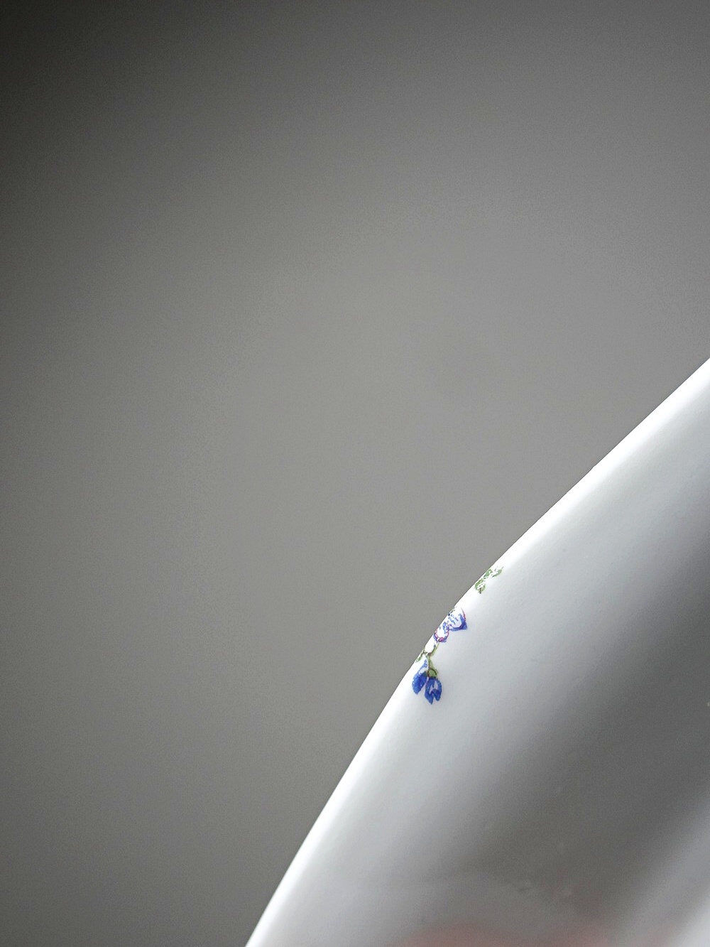 7 assiettes à dessert Bernardaud en porcelaine de Limoges décor floral, années 20-50