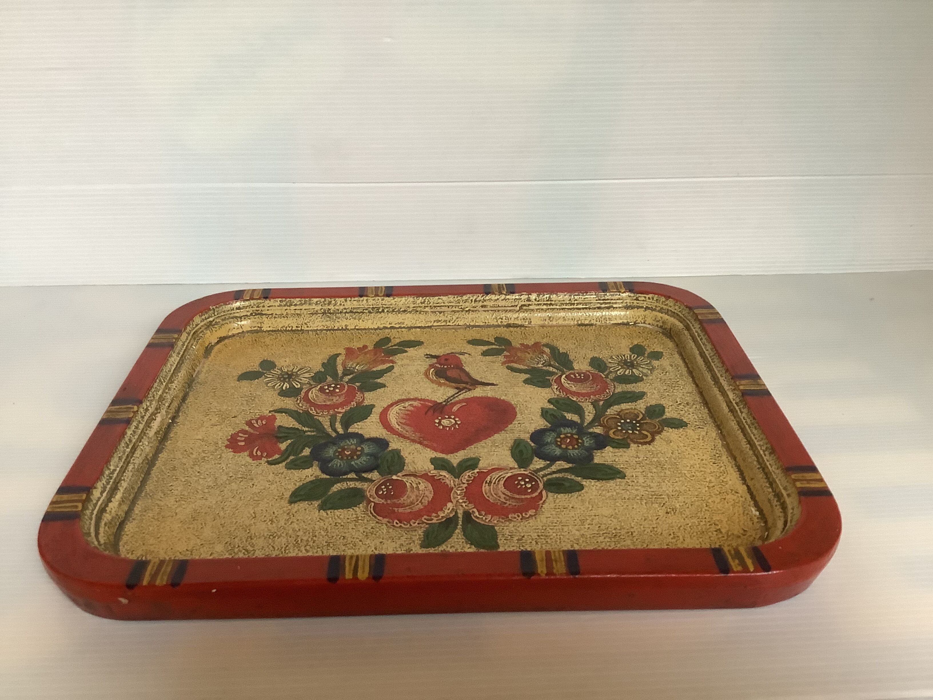 Plateau russe peint en relief