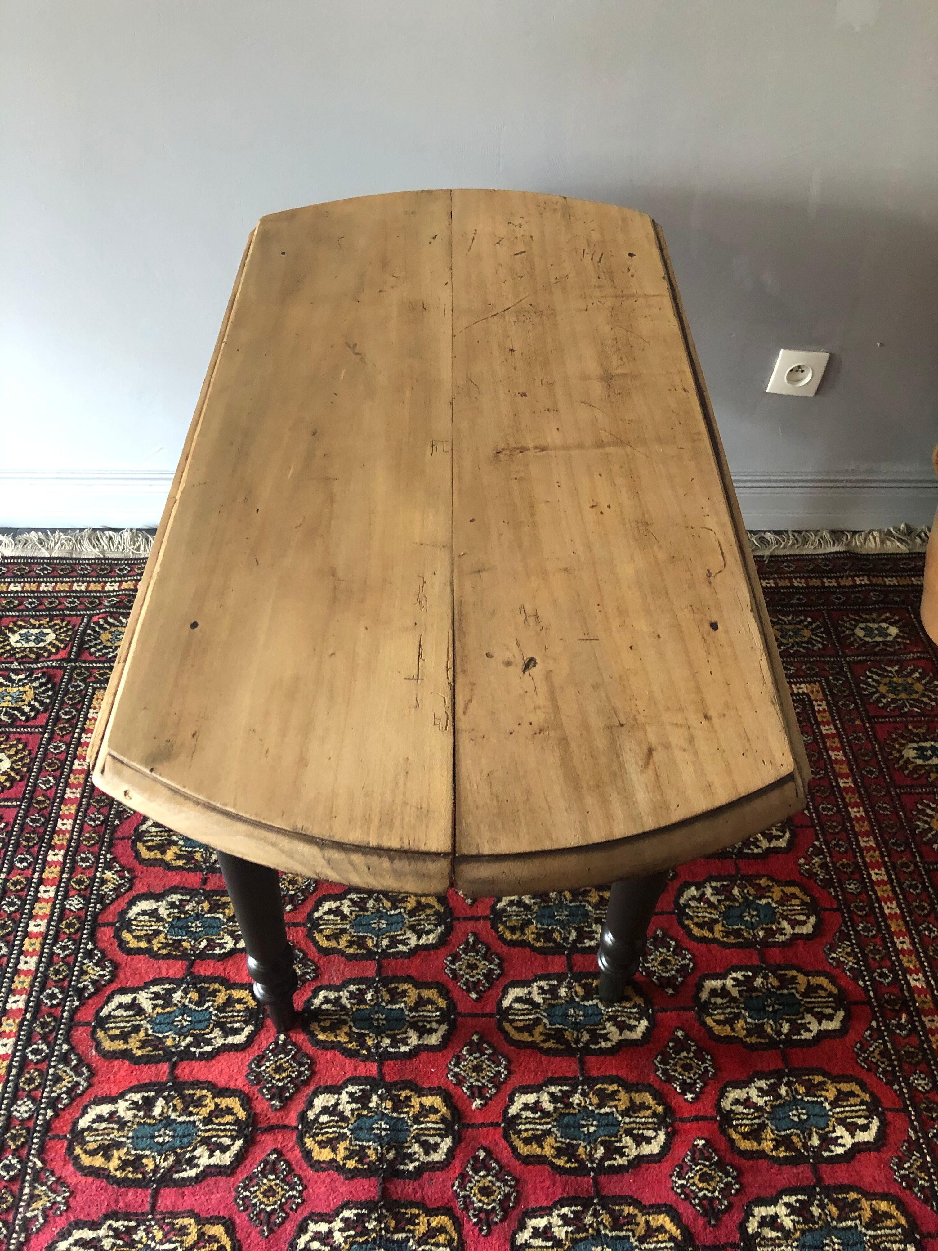 Round table with flaps, early 20th century