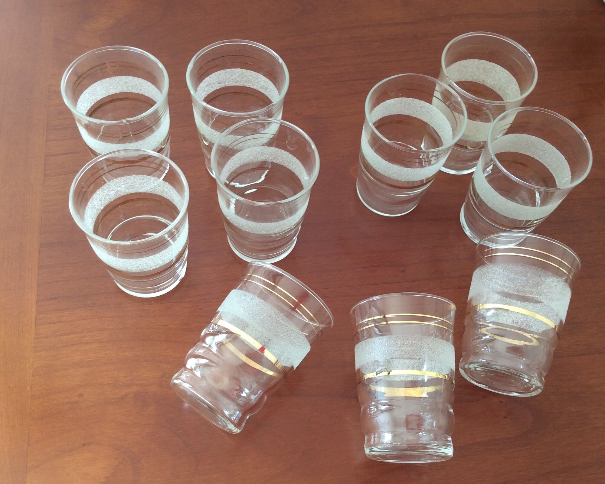 Lot de 10 verres anciens avec bandes granitées et dorées