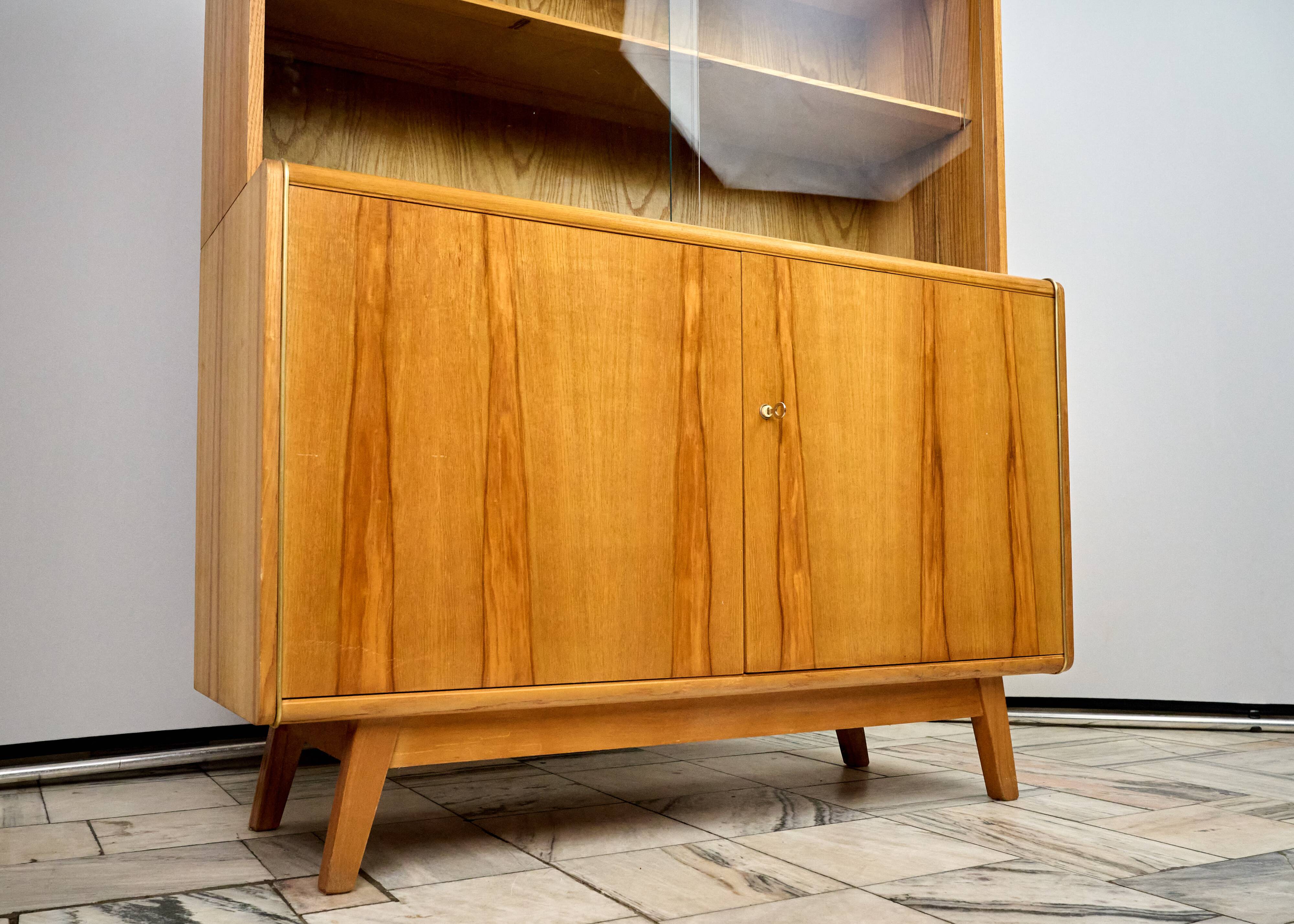 Vitrine par Hubert Nepožitek et Bohumil Landsman pour Jitona, années 1960.