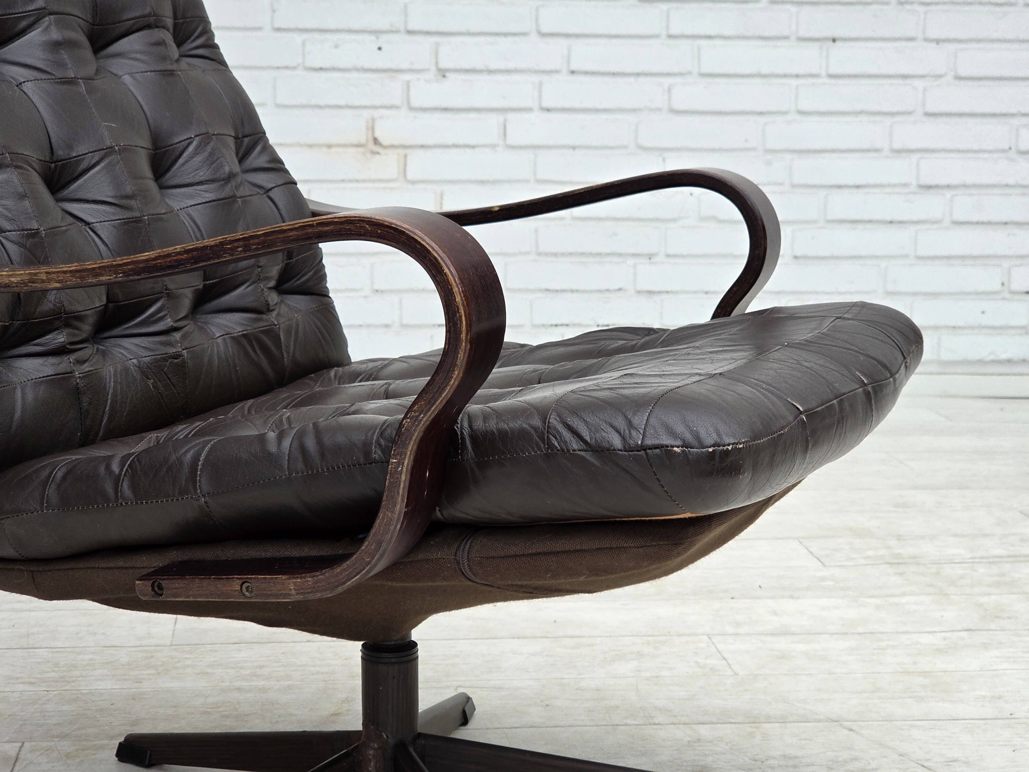 Fauteuil pivotant scandinave des années 1970, en cuir patchwork d'origine.