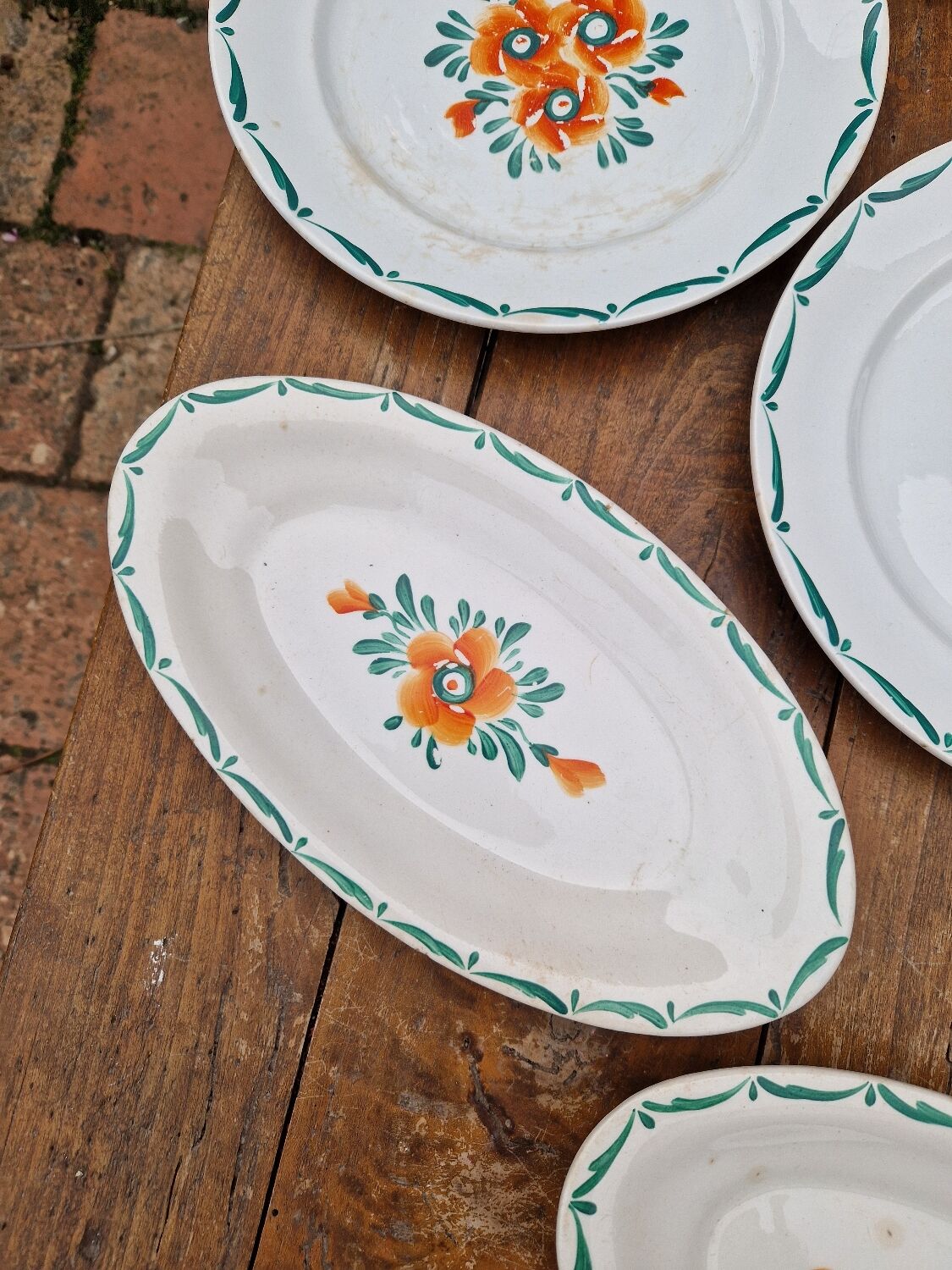 Lot de 7 assiettes plates plus de raviers