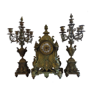 Horloge et paire de candélabre en bronze