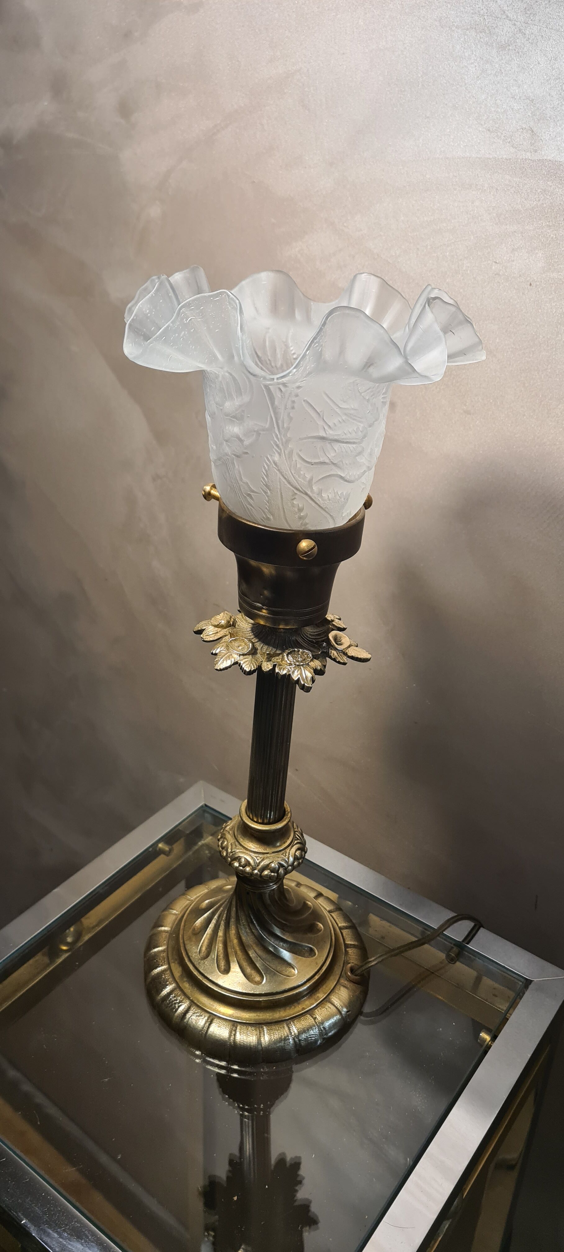 Lamp gilded bronze art nouveau, tulip blown glass with pattern