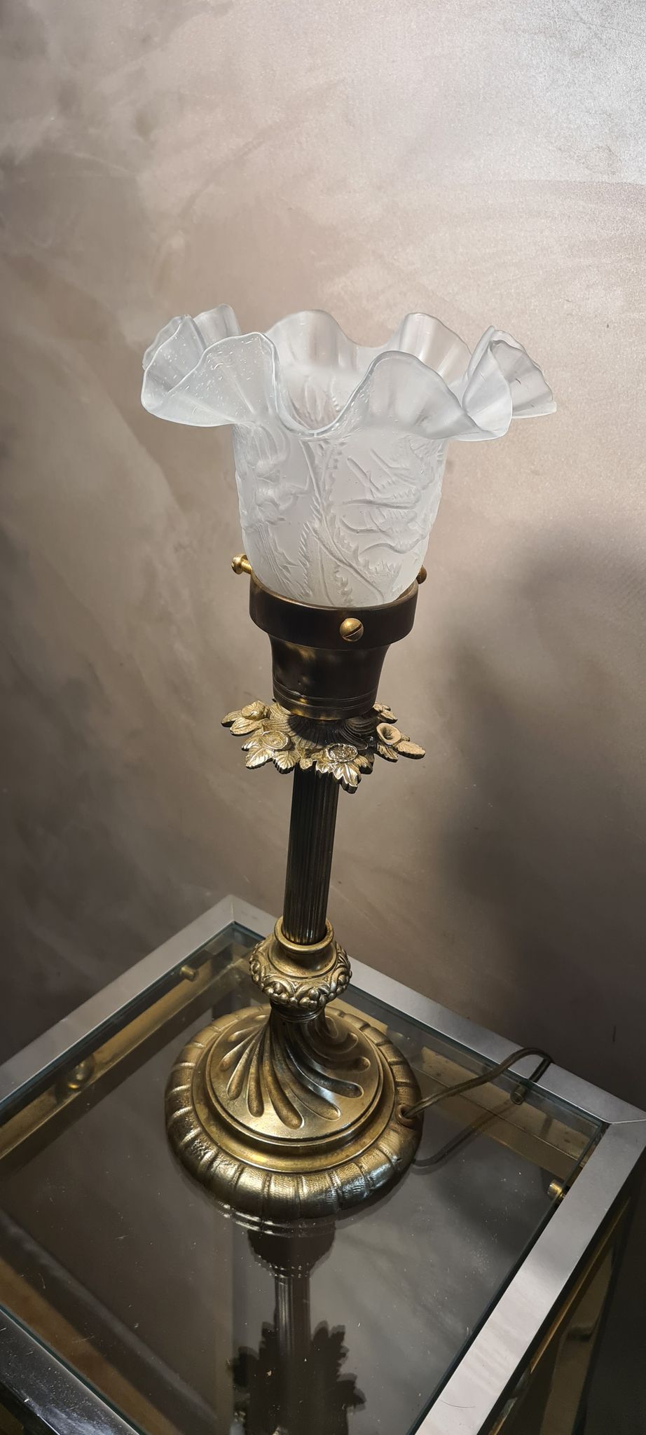 Lamp gilded bronze art nouveau, tulip blown glass with pattern