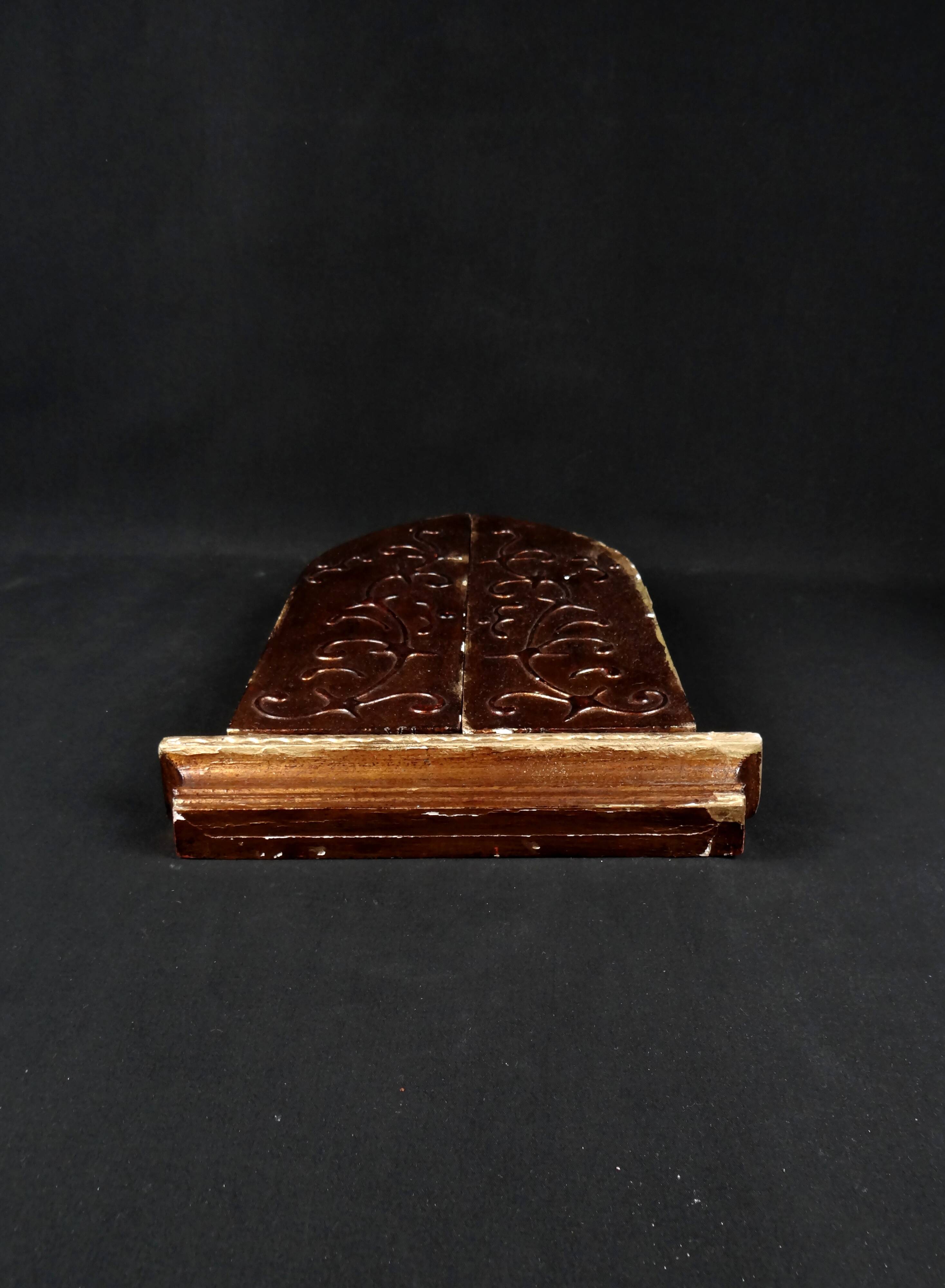 Florentine-style religious triptych in carved wood and gilded stucco, mid-20th century