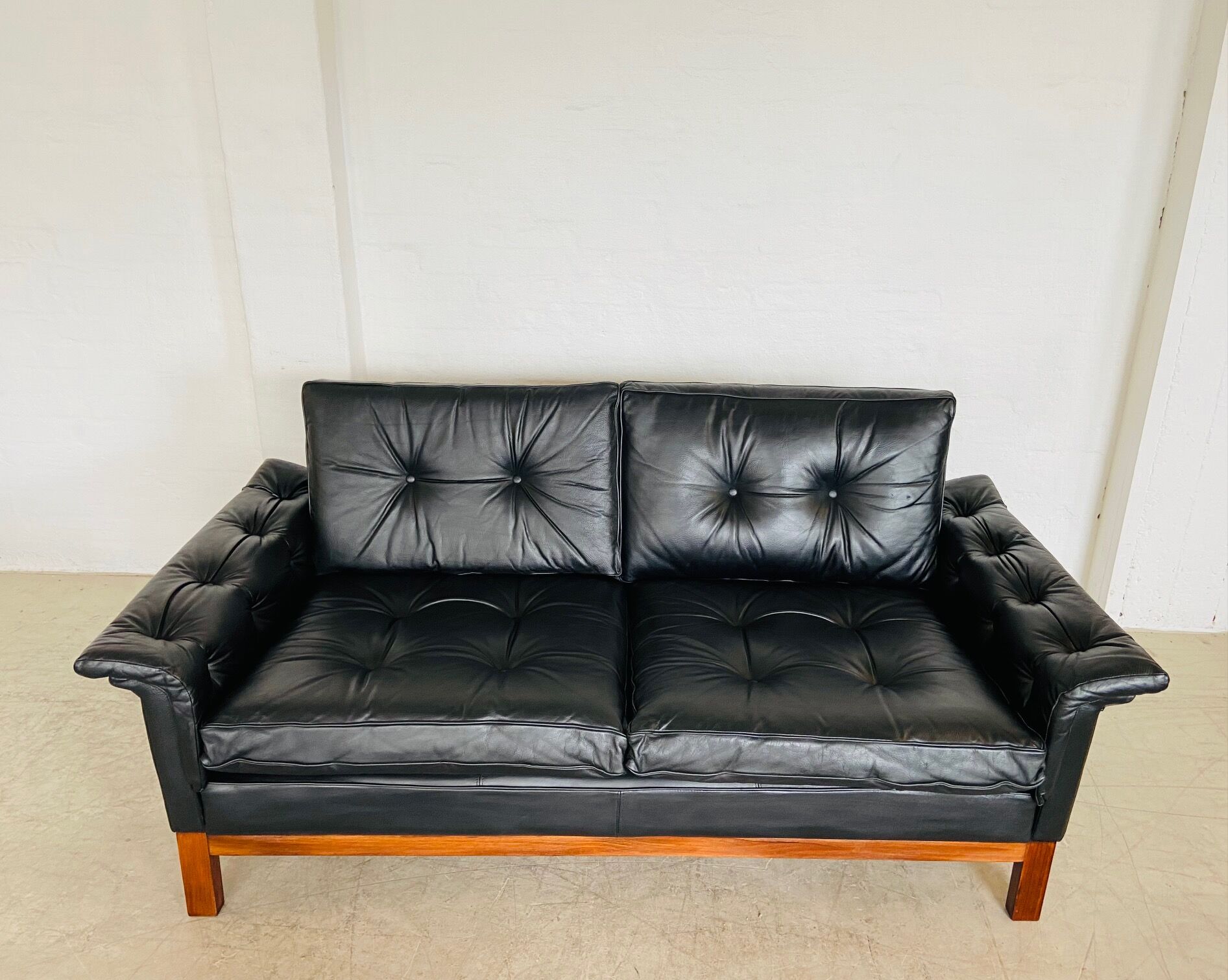 Canapé en cuir noir à boutons vintage scandinave des années 1960, modèle Kardinal, pour 2 personnes.