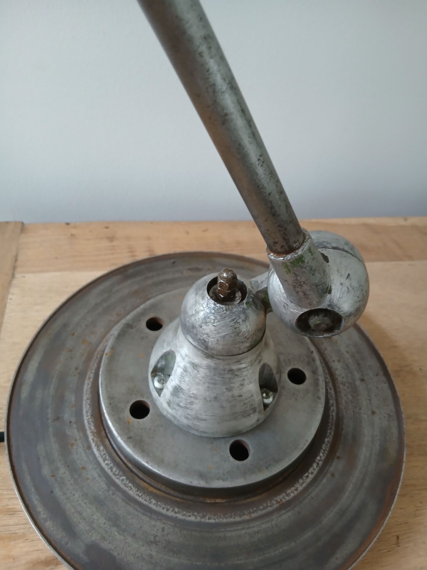 Jieldé lamp with 2 articulated metal arms, industrial style.