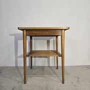 Table basse en bois des années 70 avec étagère à lattes.