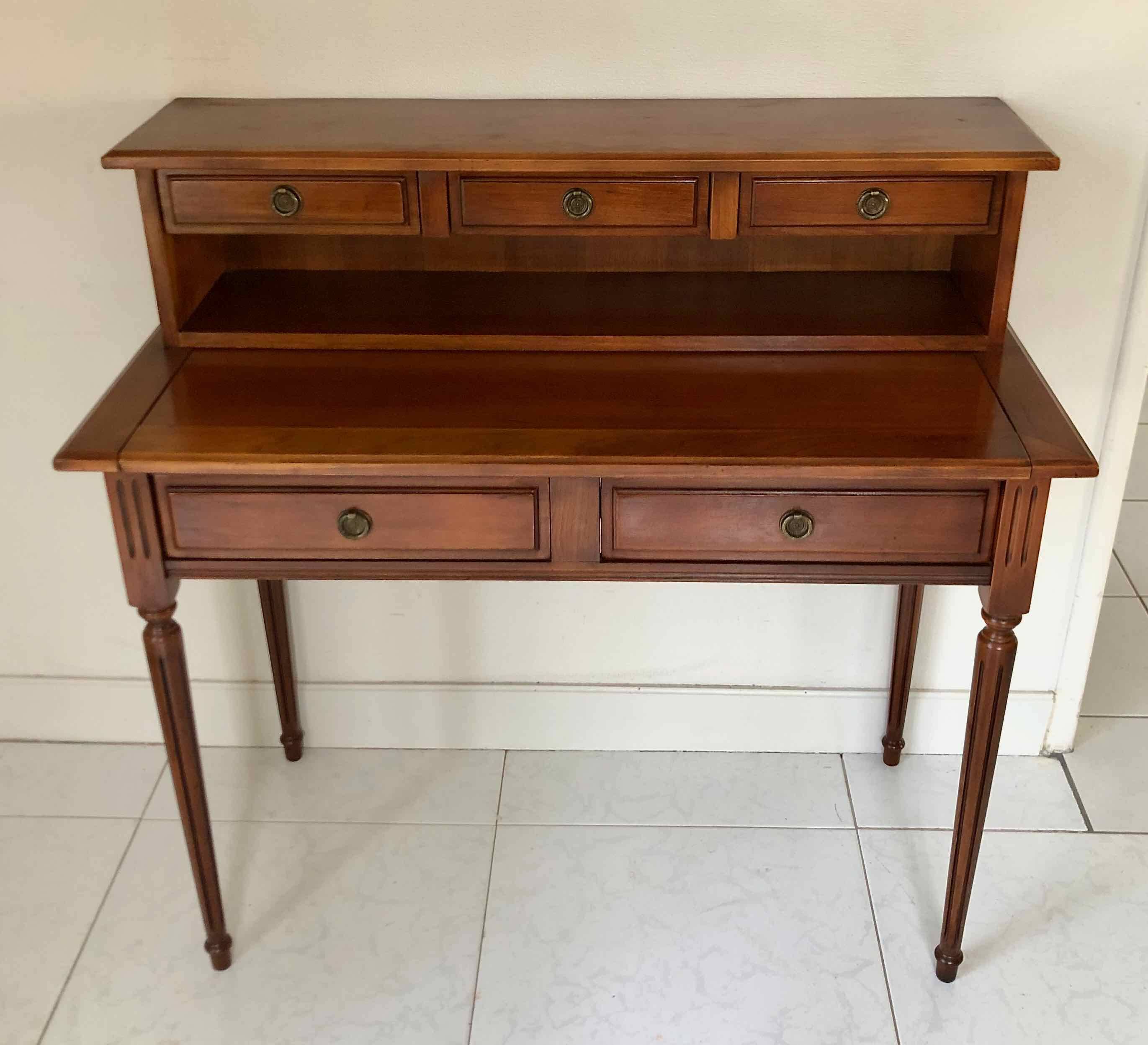 Petit bureau à gradin en merisier 1970