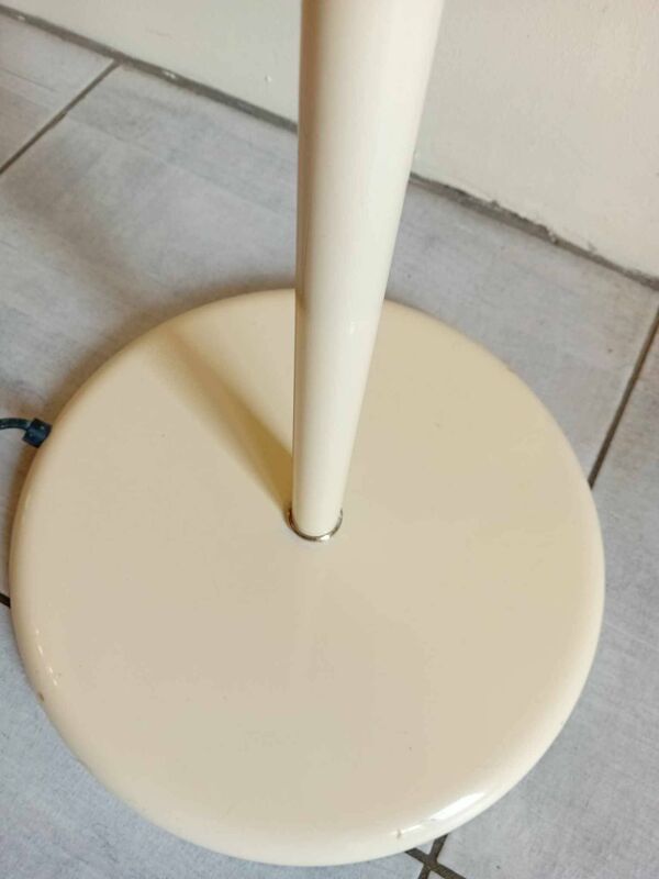 Lampadaire Italien Années 70, Couleur « Beurre Frais » étiquette « Made In Italy ».