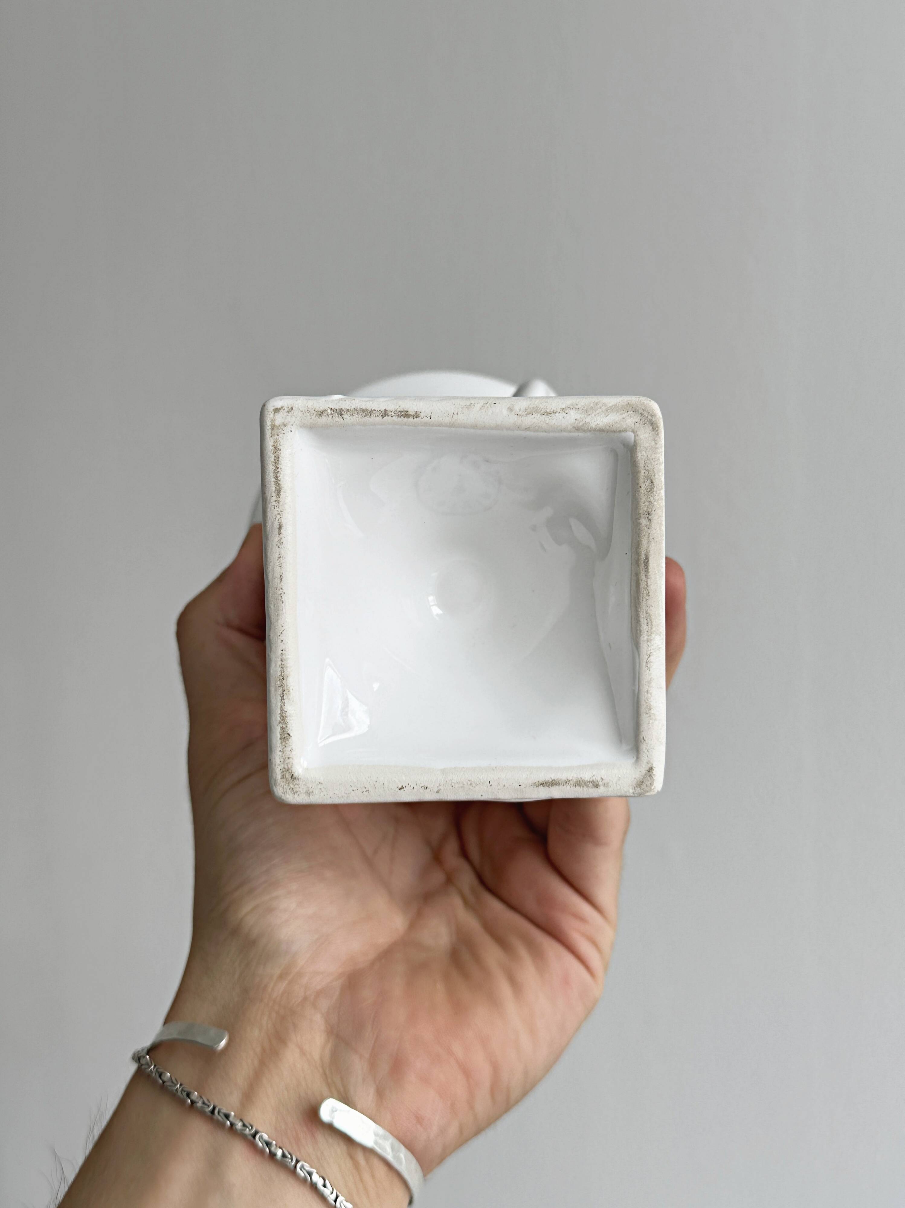 Cache-pot Médicis ancien en porcelaine blanche