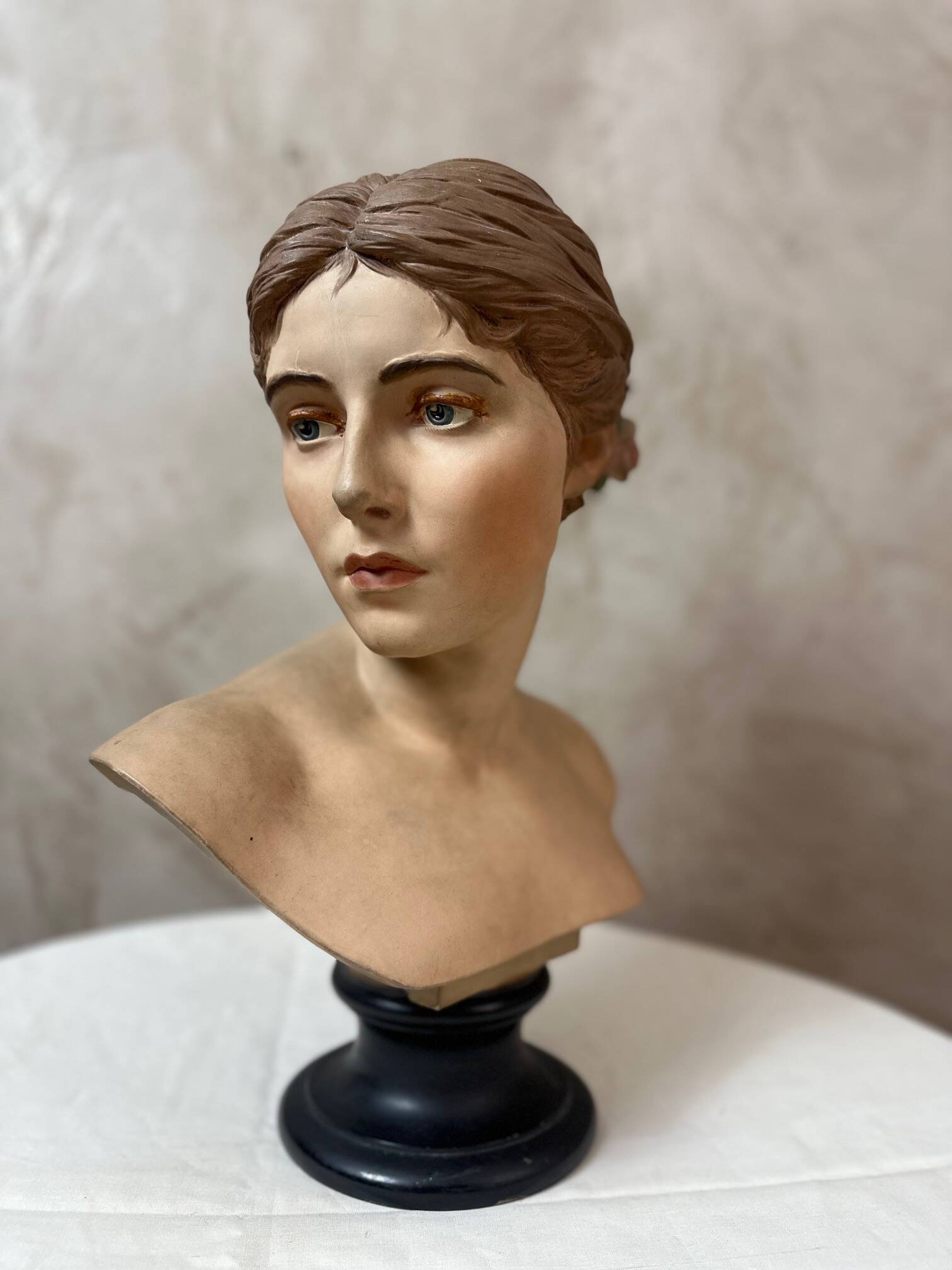 Buste de femme en platre