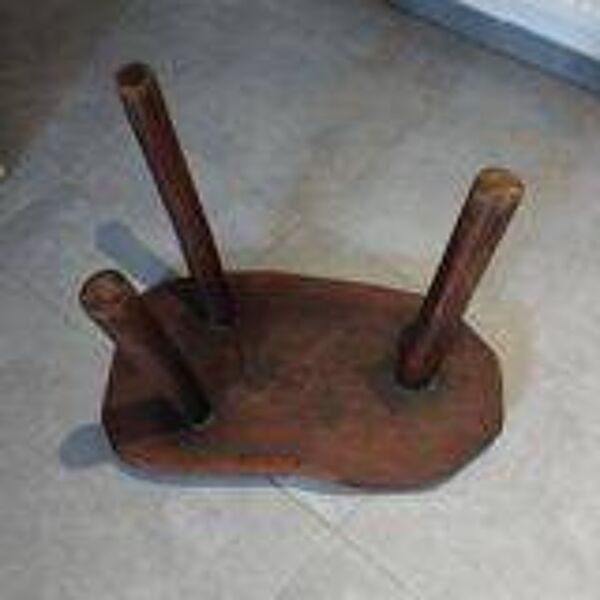 Banc brutaliste tripode tronc d'arbre