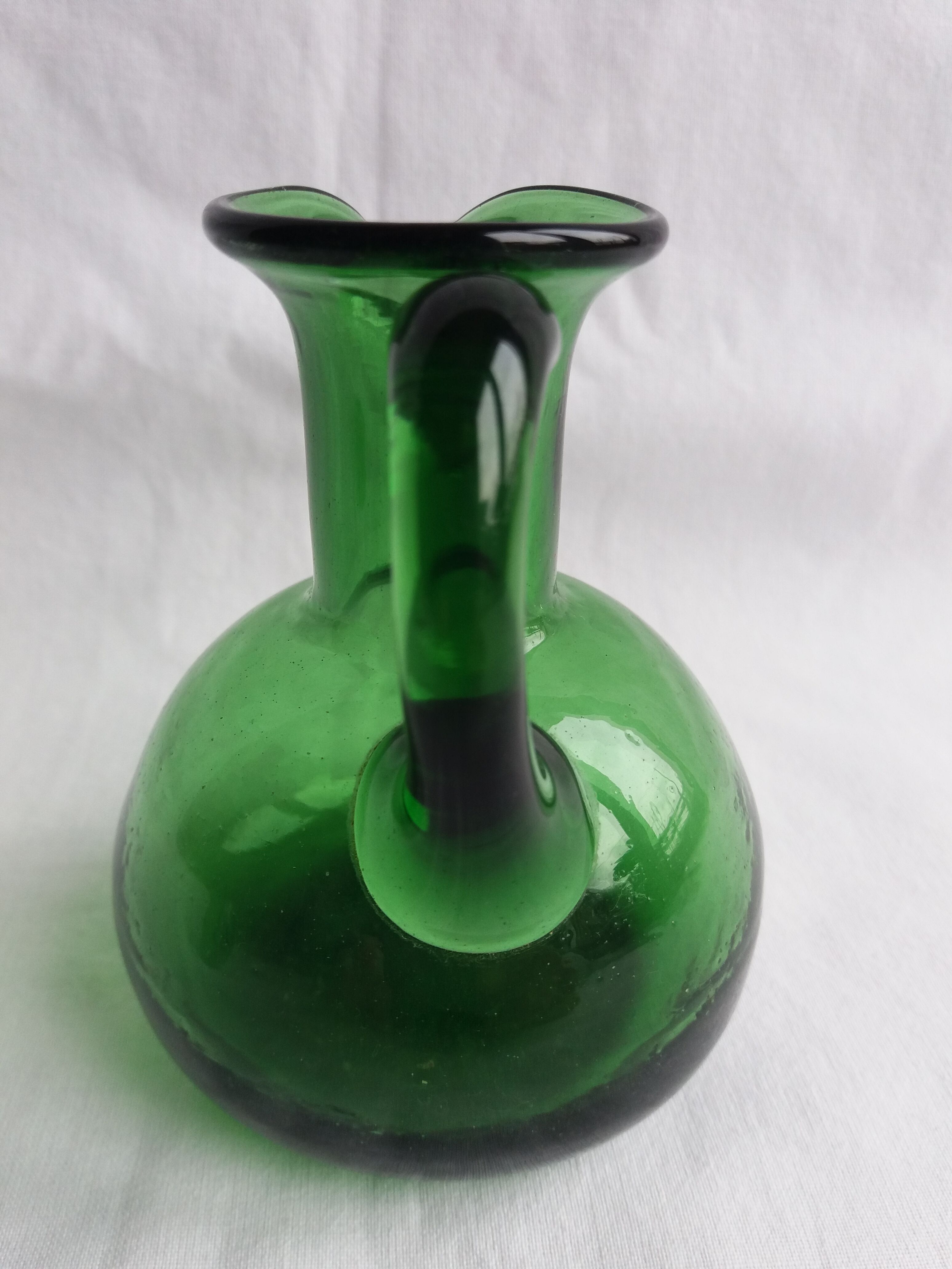 Pichet fiole de chimie en verre vert