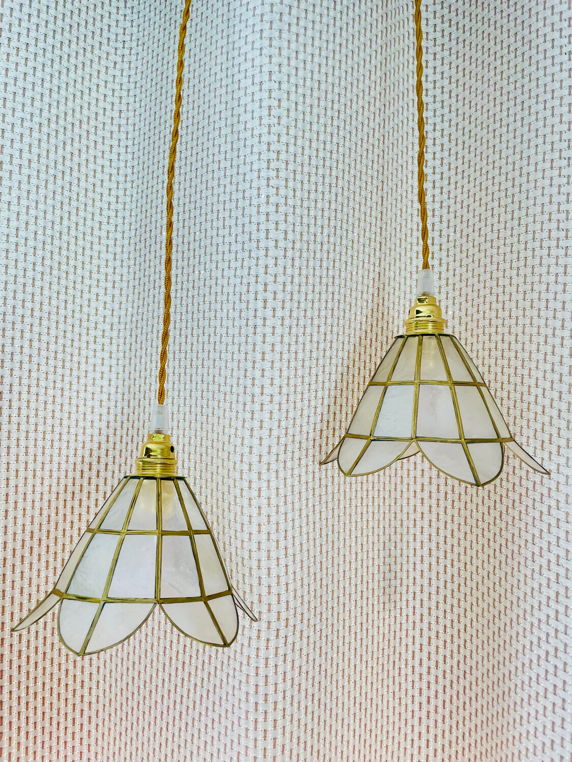 2 portable lamps with flower-shaped lampshades in mother-of-pearl and brass.