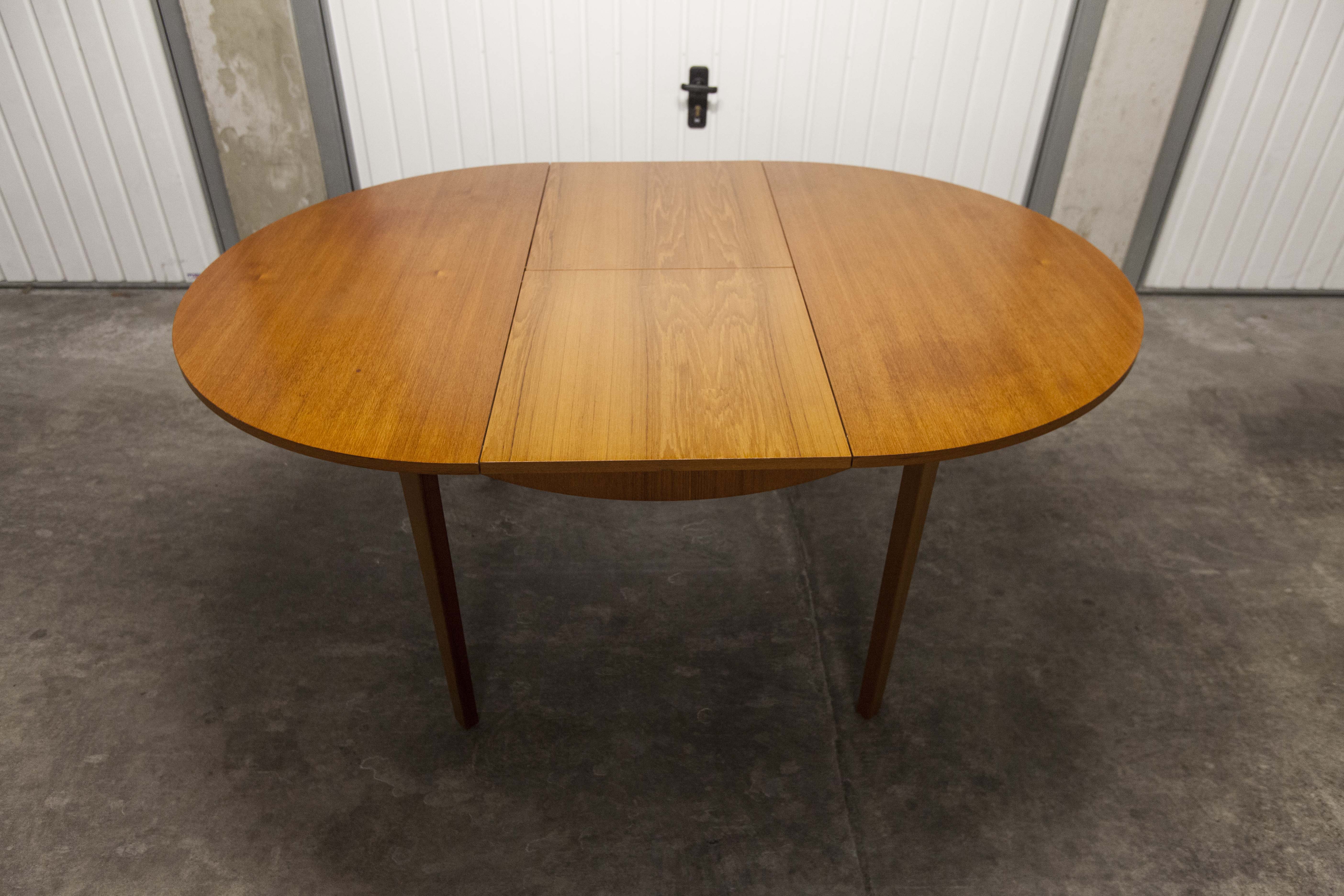 Scandinavian table in round teak with built-in extensions 1960