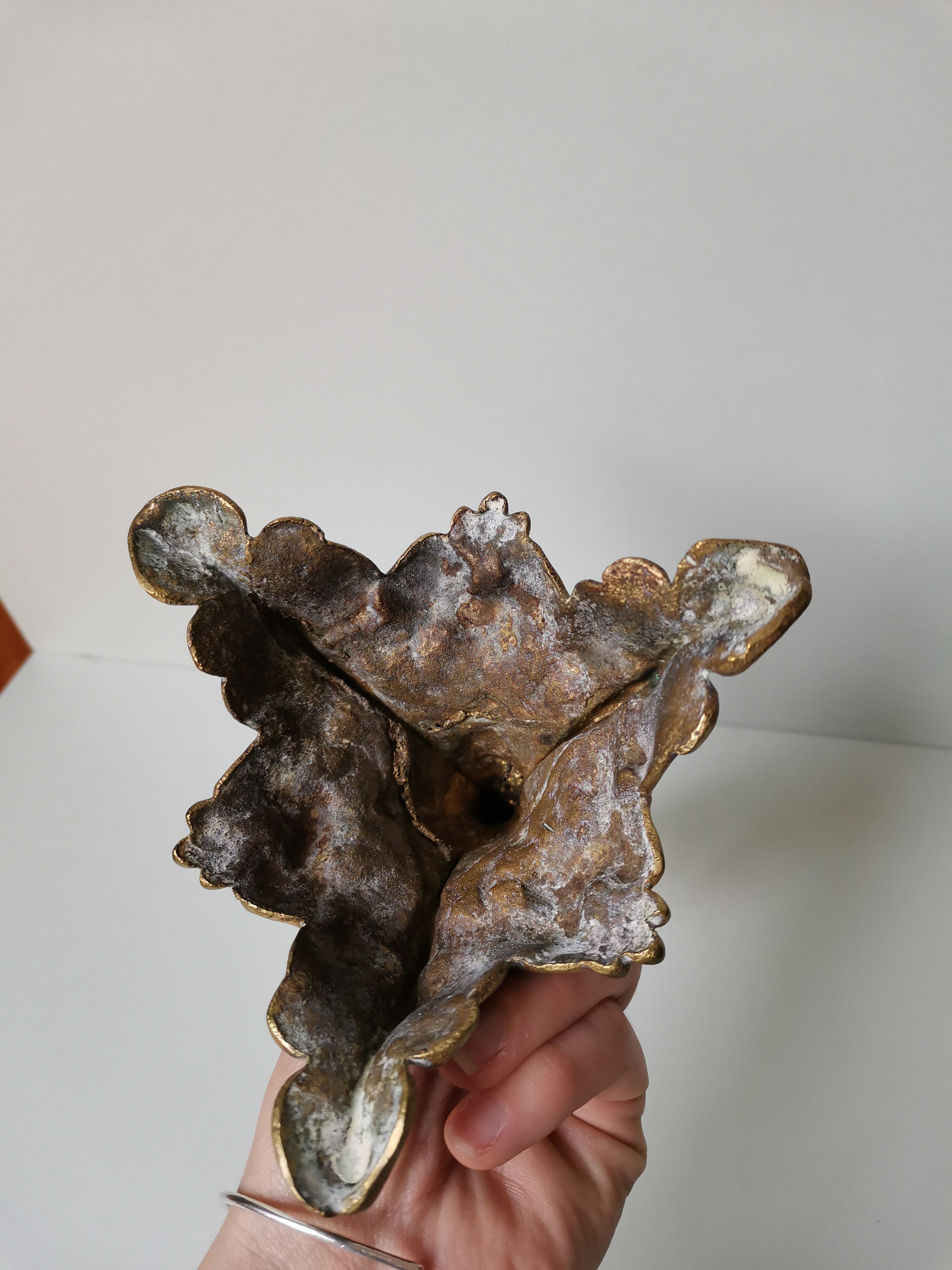 Candle holder in vintage gilded bronze plant leaf