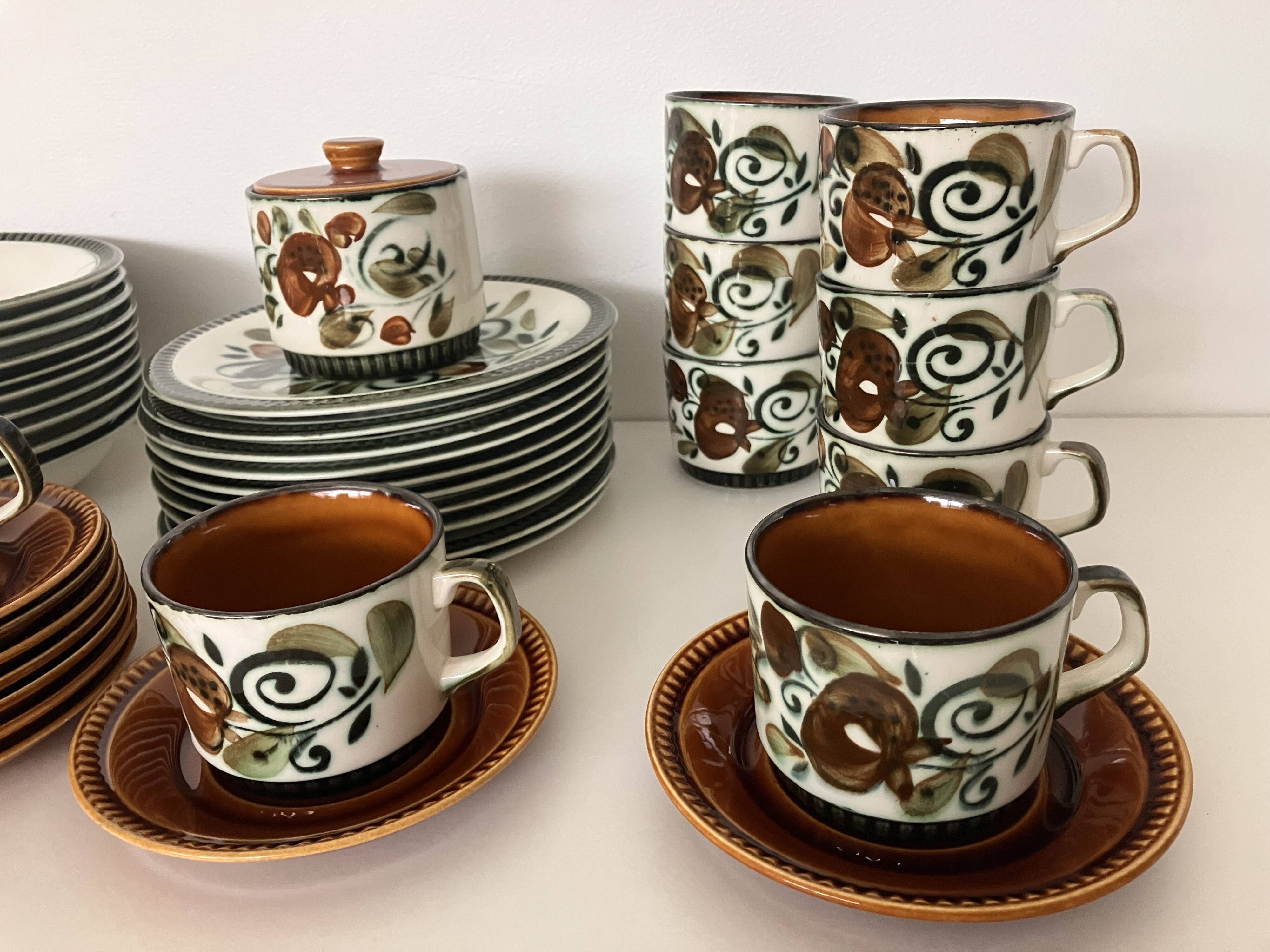 Tableware service plates and cups Argenteuil La Louvière Boch 1960