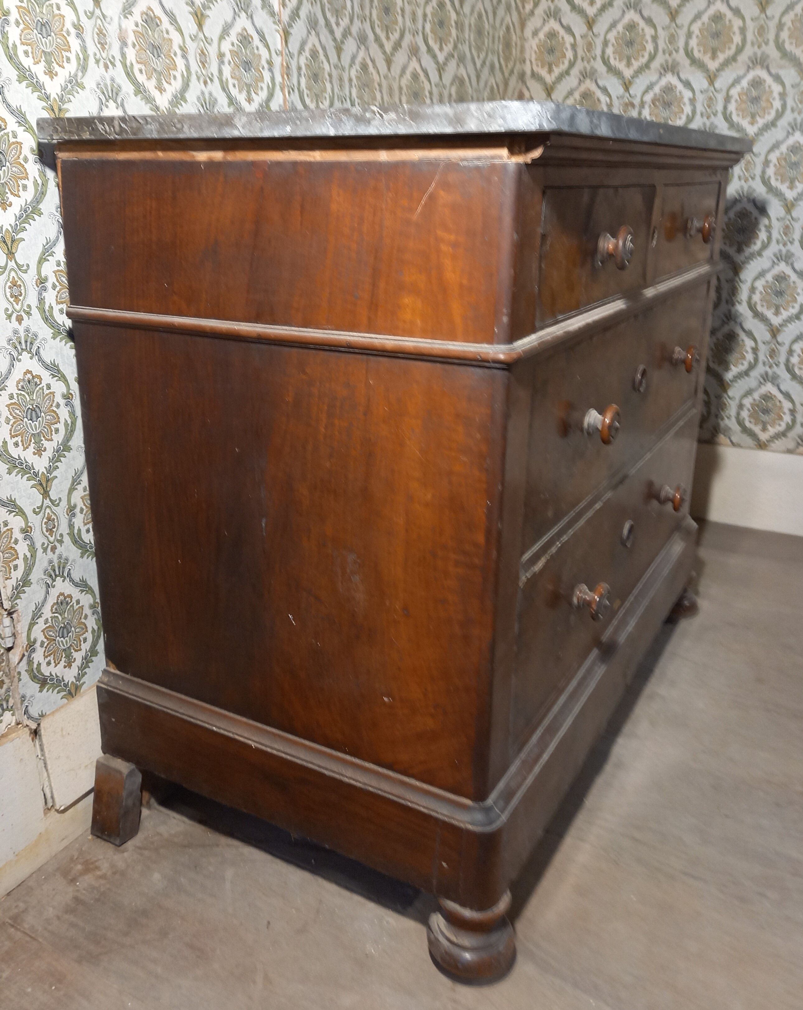 Mahogany veneer chest of drawers