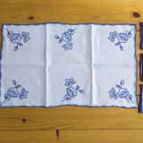Nappe à thé et ses 6 serviettes brodées mains