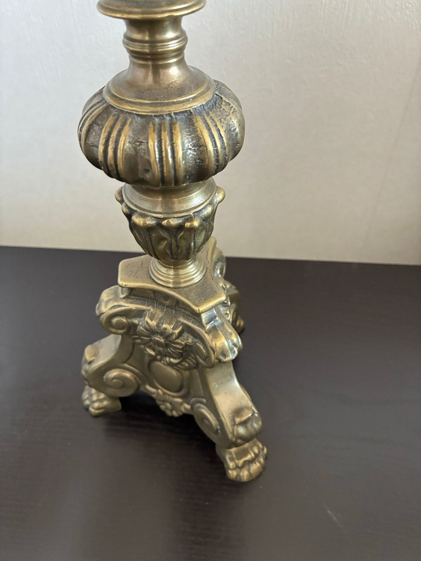 Vintage table lamp in chiselled bronze with a hexagonal shade.