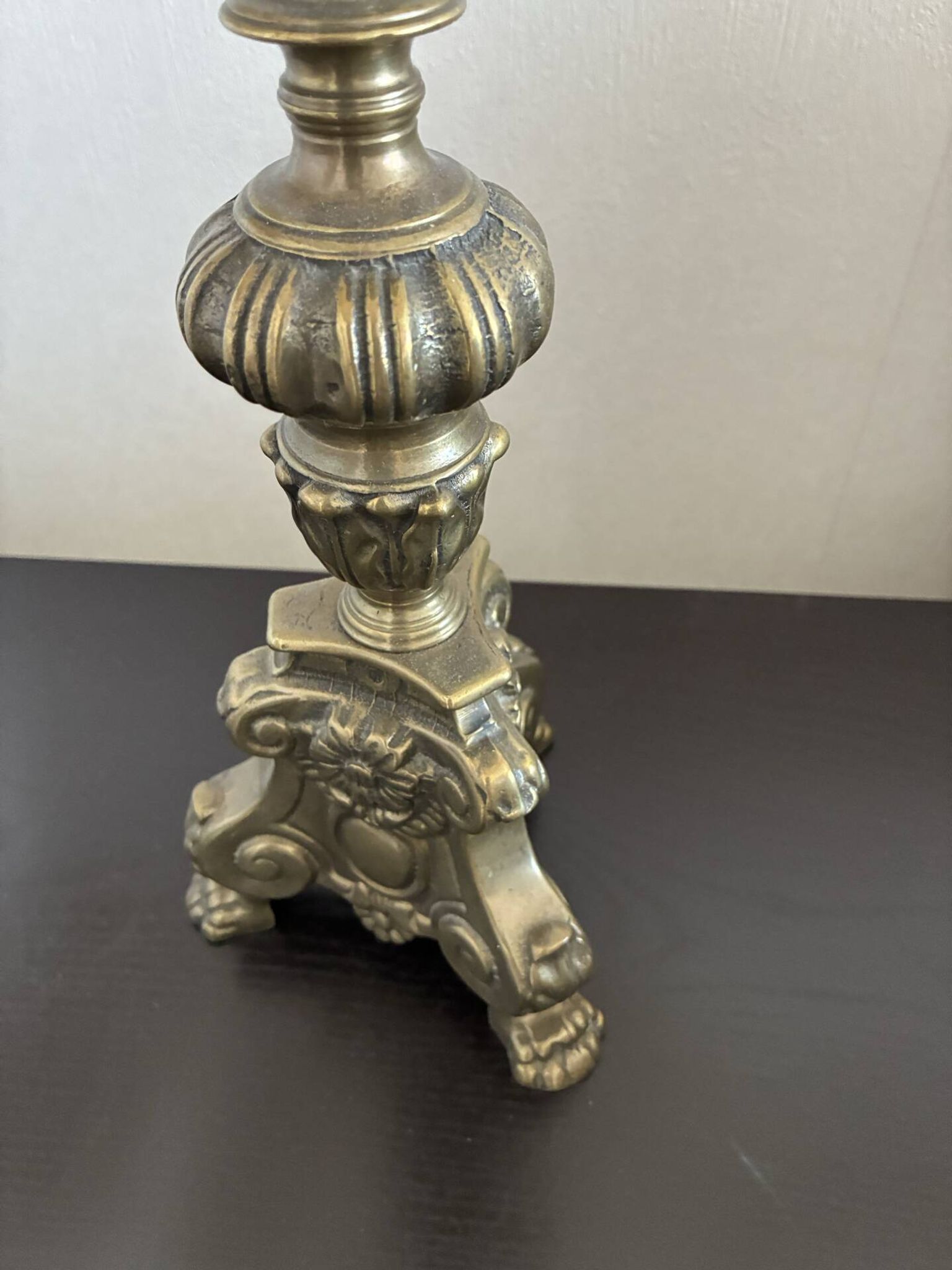 Lampe à poser vintage en bronze ciselé et abat-jour hexagonal