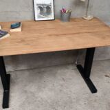 Table unique en bois avec piètement industriel métallique