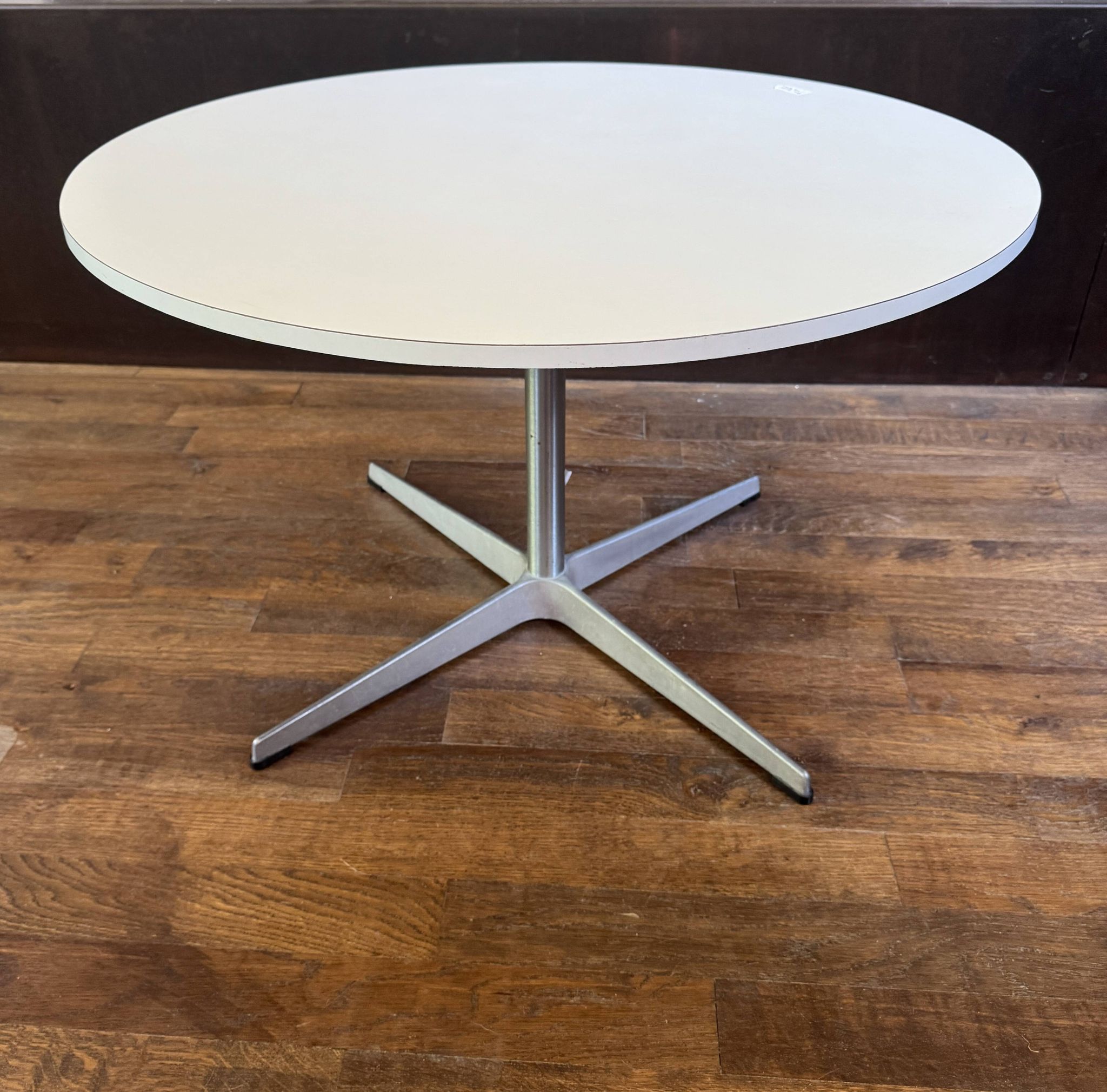 Table basse de fritz hansen pour jacobsen