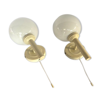Paire d’appliques en opaline et métal crème